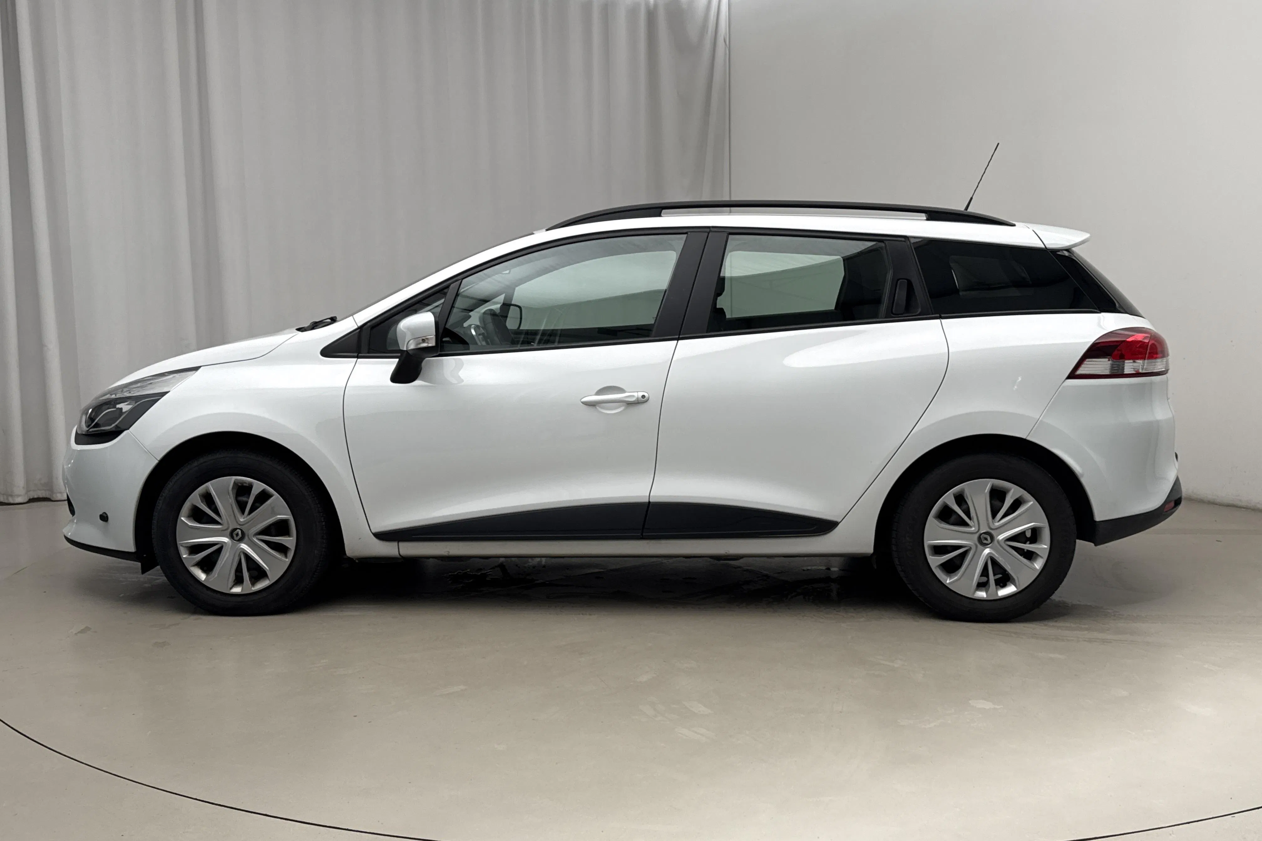 Presentation photo 2 of 15: Renault Clio IV 1.5 dCi Sports Tourer (90hk) - 48 600 km - Manual - white - 2016