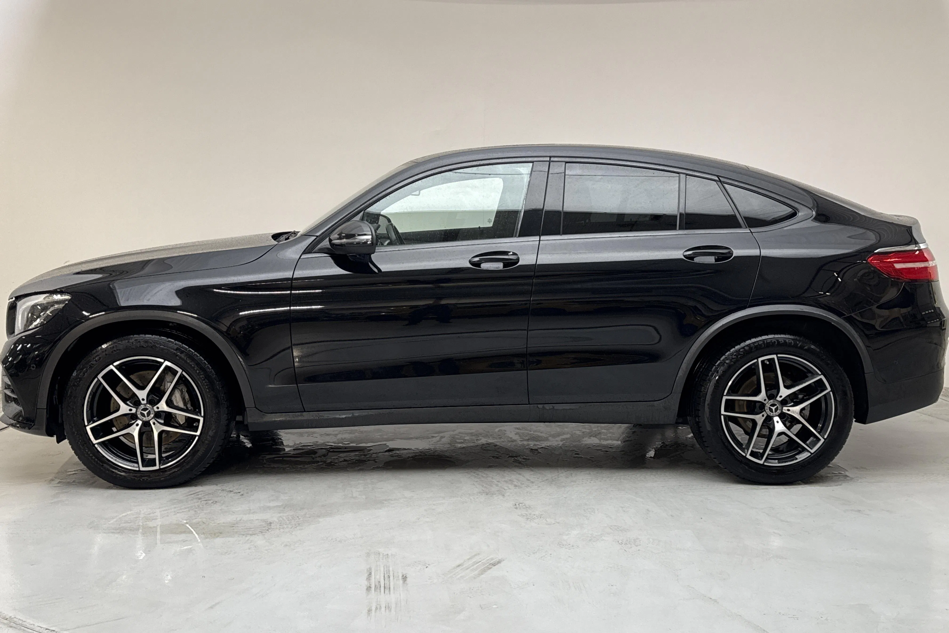 Presentationsfoto 2 av 14: Mercedes GLC 220 d 4MATIC Coupé C253 (170hk) - 13 494 mil - Automat - svart - 2018