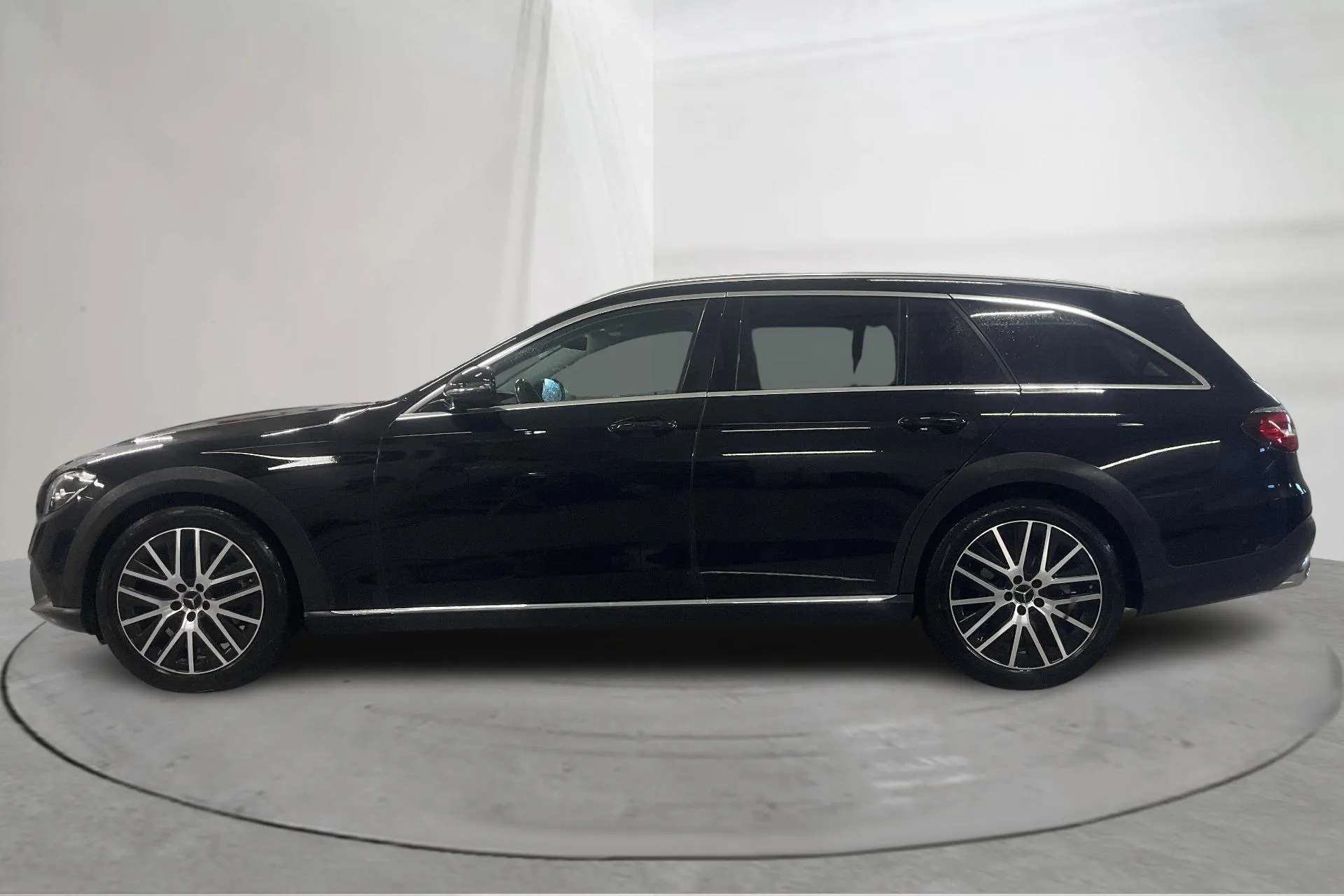 Presentation photo 2 of 24: Mercedes E 220 d 4MATIC Kombi All-Terrain S213 (194hk) - 173 350 km - Automatic - black - 2022