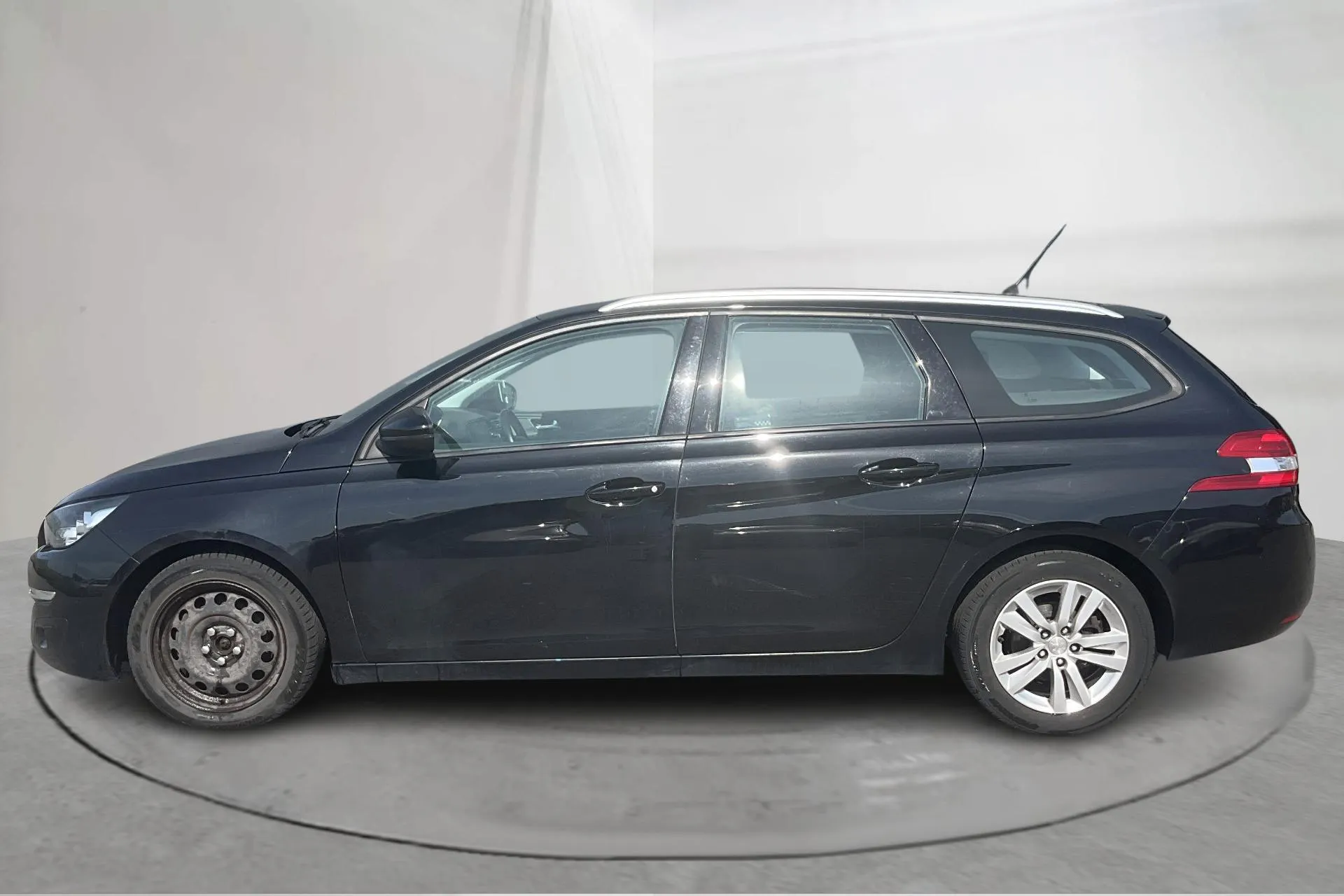 Presentation photo 2 of 14: Peugeot 308 SW PureTech (130hk) - 163 220 km - Automatic - black - 2016