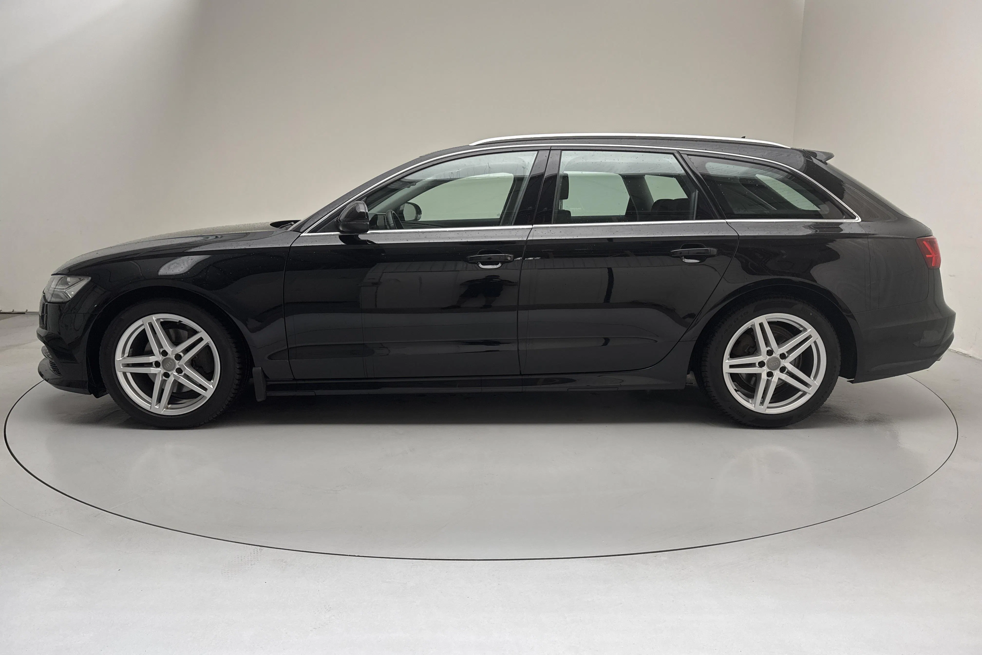 Presentationsfoto 2 av 14: Audi A6 2.0 TDI Avant (190hk) - 17 311 mil - Automat - svart - 2018
