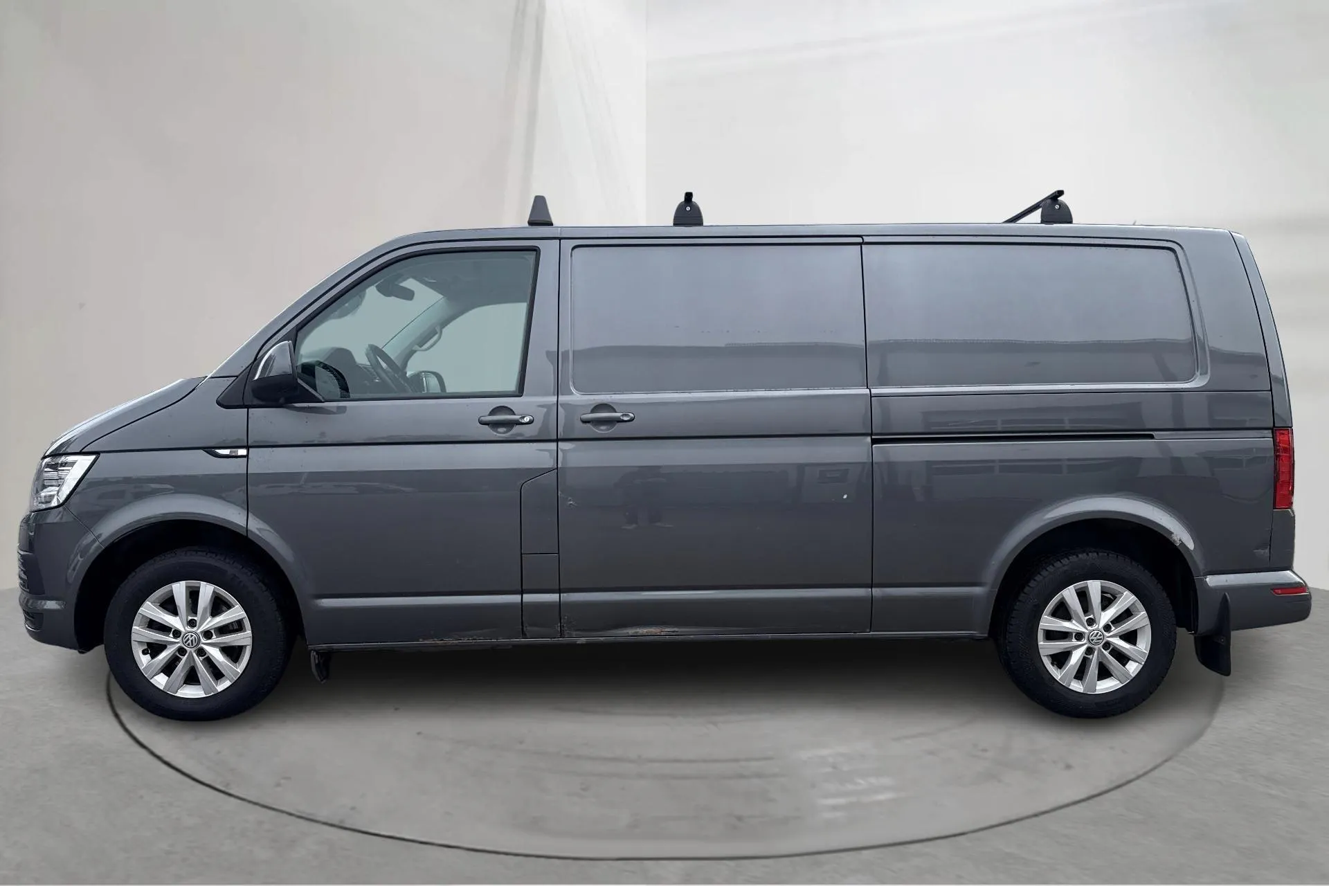 Presentationsfoto 2 av 15: VW Transporter T6 2.0 TDI BMT Skåp 4MOTION (150hk) - 19 371 mil - Automat - grå - 2017