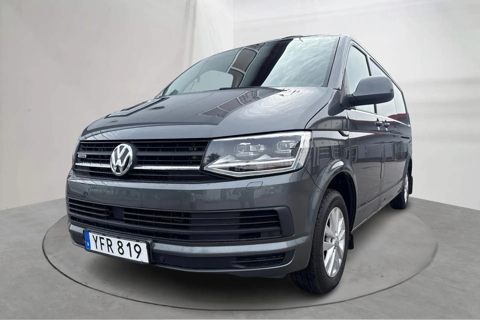 Presentationsfoto 1 av 15: VW Transporter T6 2.0 TDI BMT Skåp 4MOTION (150hk) - 19 371 mil - Automat - grå - 2017