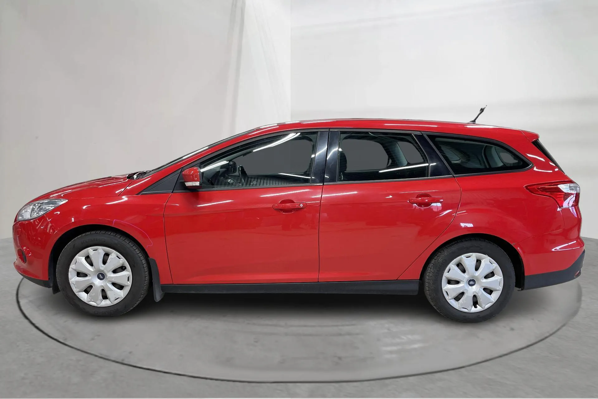 Presentation photo 2 of 13: Ford Focus 1.6 Ti-VCT Flexifuel Kombi (120hk) - 169 470 km - Manual - red - 2013