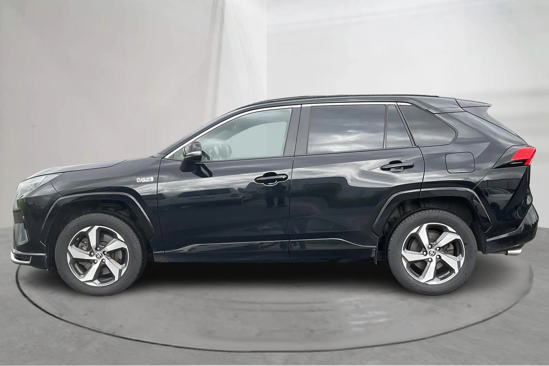 Presentationsfoto 2 av 18: Toyota RAV4 2.5 Plug-in Hybrid AWDi (306hk) - 9 093 mil - Automat - svart - 2023