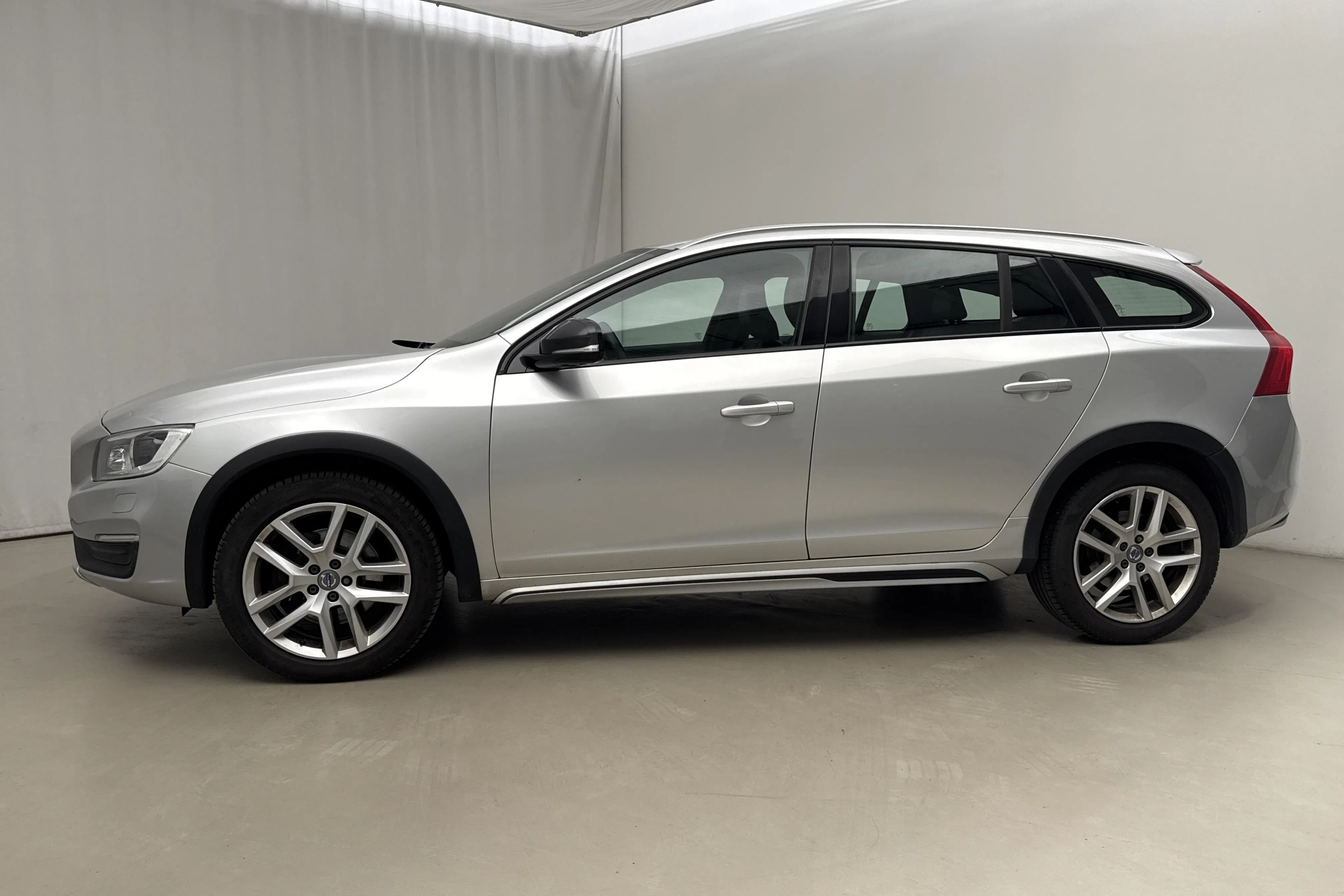 Presentation photo 2 of 18: Volvo V60 D4 Cross Country AWD (190hk) - 149 300 km - Automatic - silver - 2017
