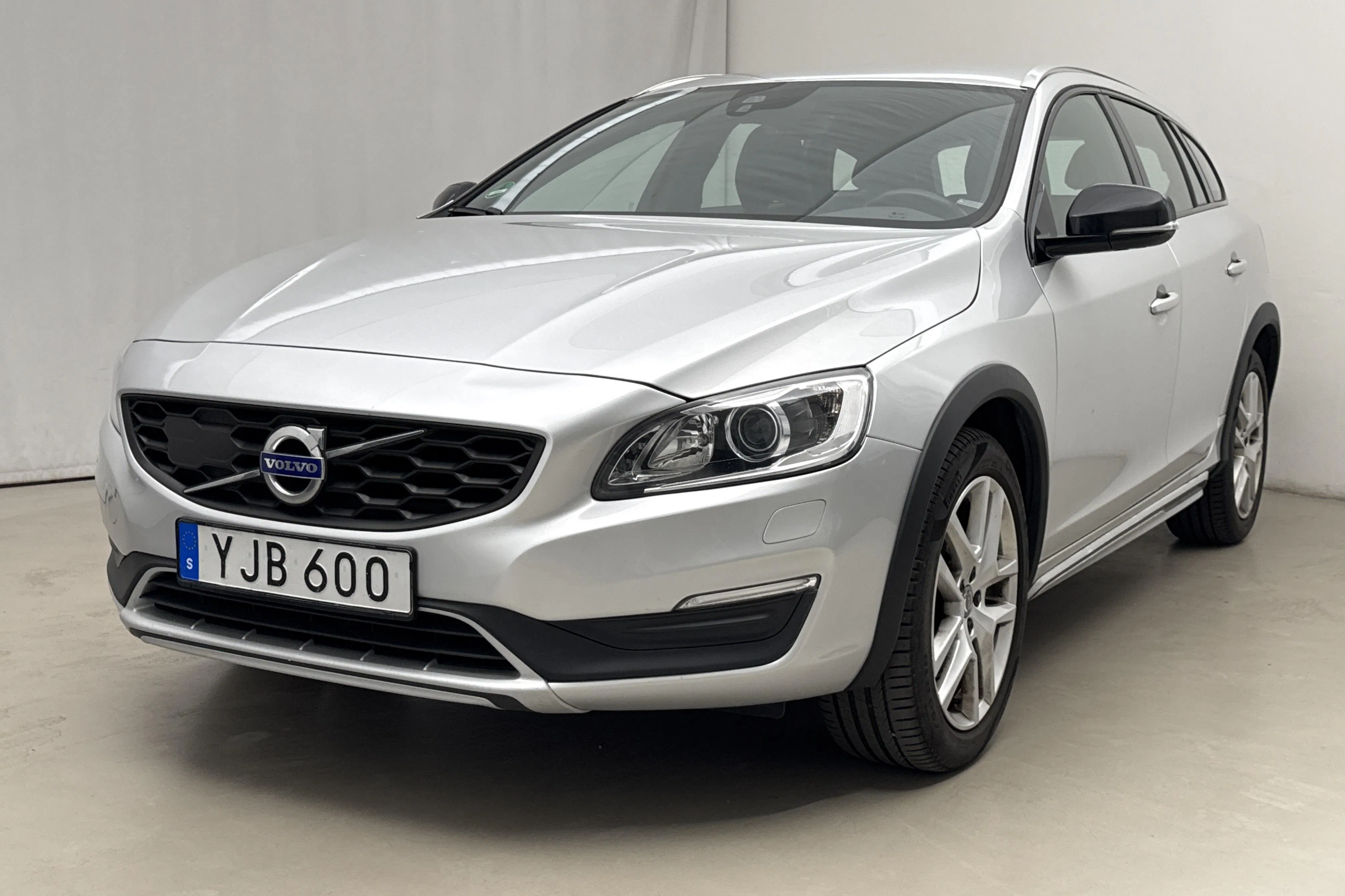 Presentation photo 1 of 18: Volvo V60 D4 Cross Country AWD (190hk) - 149 300 km - Automatic - silver - 2017