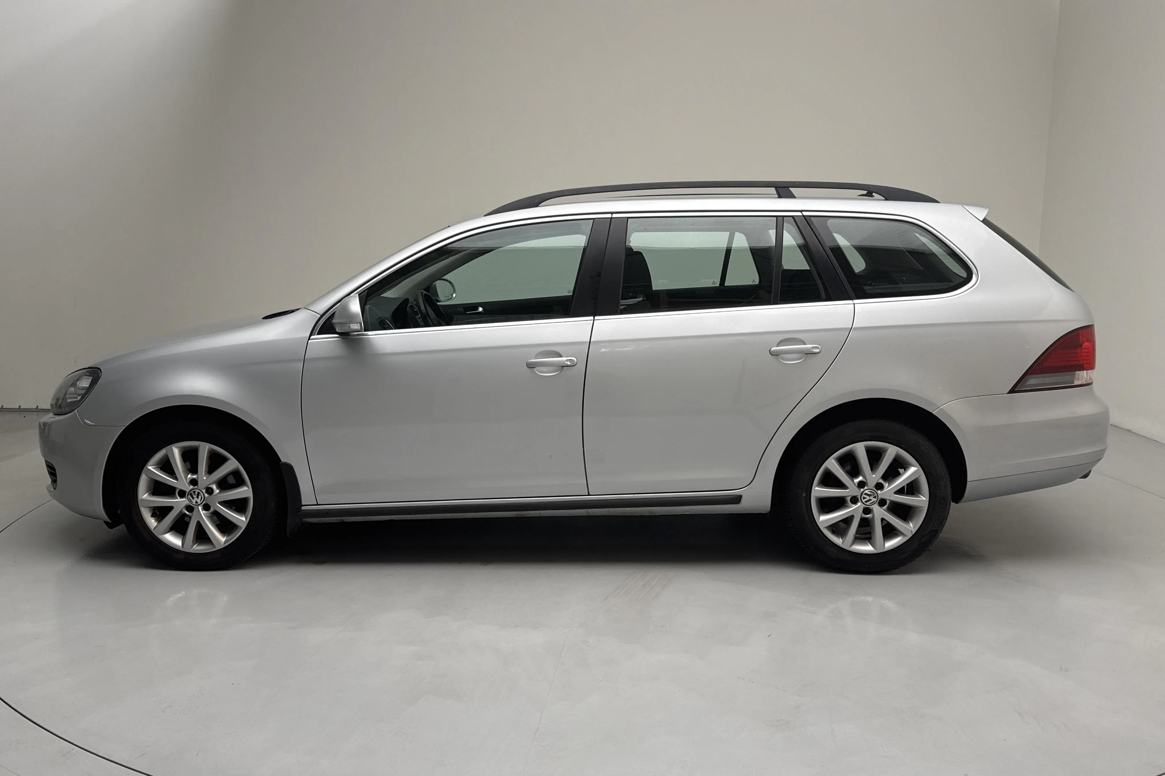 Presentation photo 2 of 12: VW Golf VI 1.6 TDI BlueMotion Technology Variant (105hk) - 201 680 km - Manual - silver - 2012
