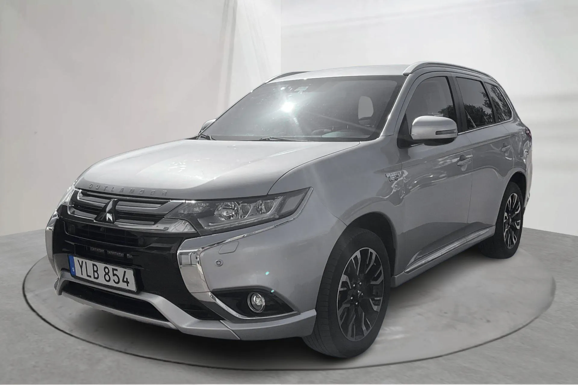 Presentationsfoto 1 av 17: Mitsubishi Outlander 2.0 Plug-in Hybrid 4WD (203hk) - 9 381 mil - Automat - silver - 2017