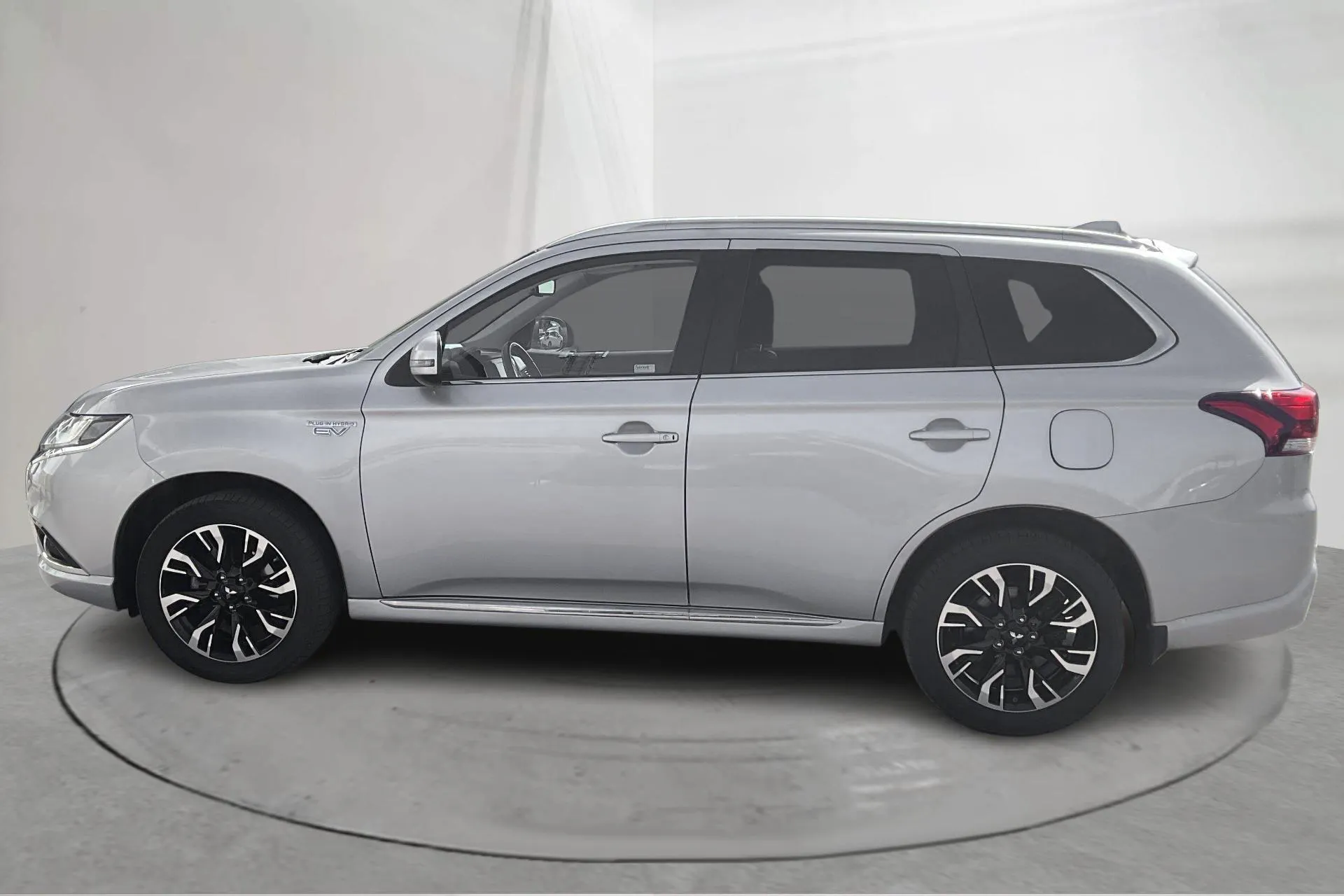 Presentationsfoto 2 av 17: Mitsubishi Outlander 2.0 Plug-in Hybrid 4WD (203hk) - 9 381 mil - Automat - silver - 2017