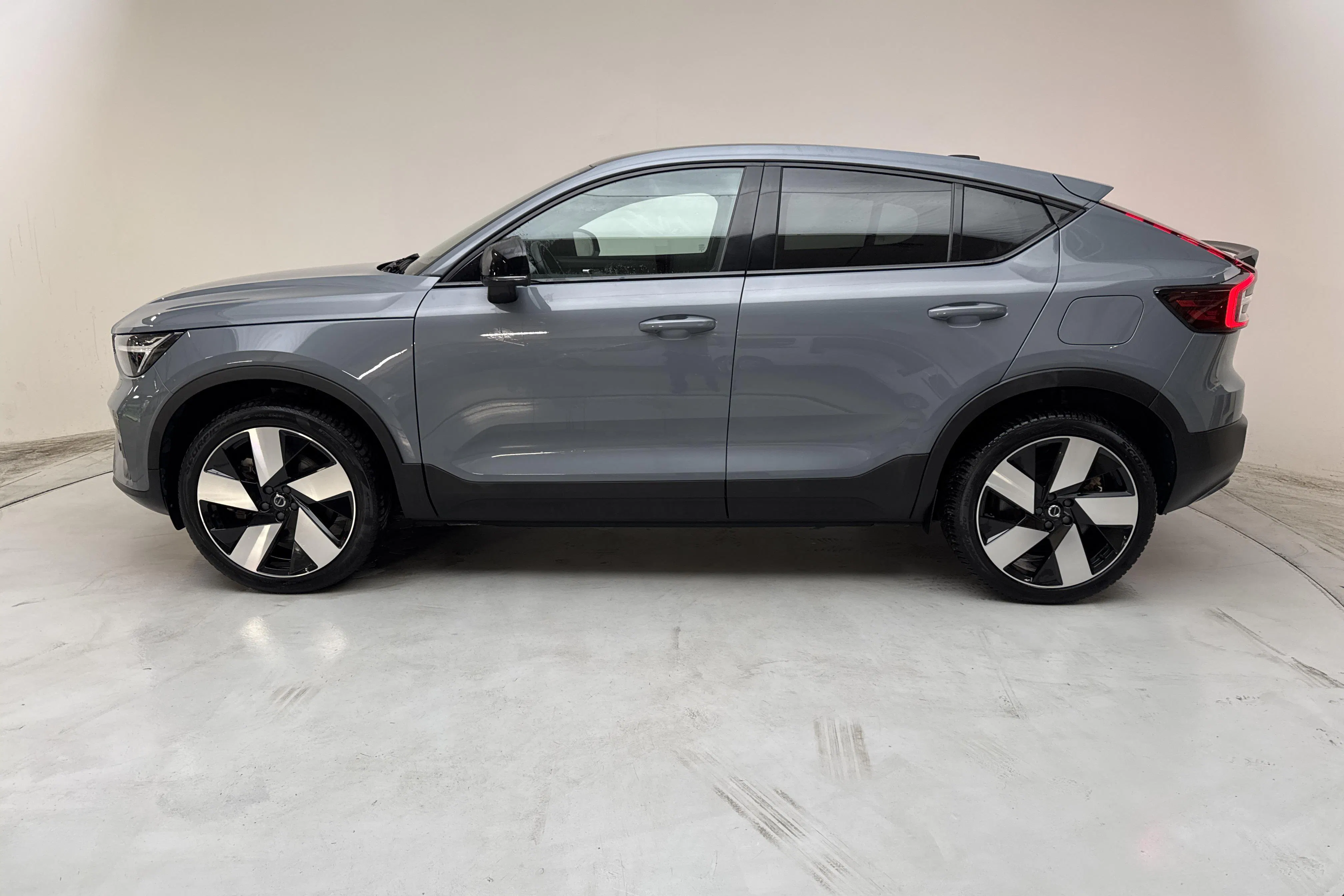 Presentationsfoto 2 av 16: Volvo C40 Recharge (231hk) - 5 158 mil - Automat - grå - 2023