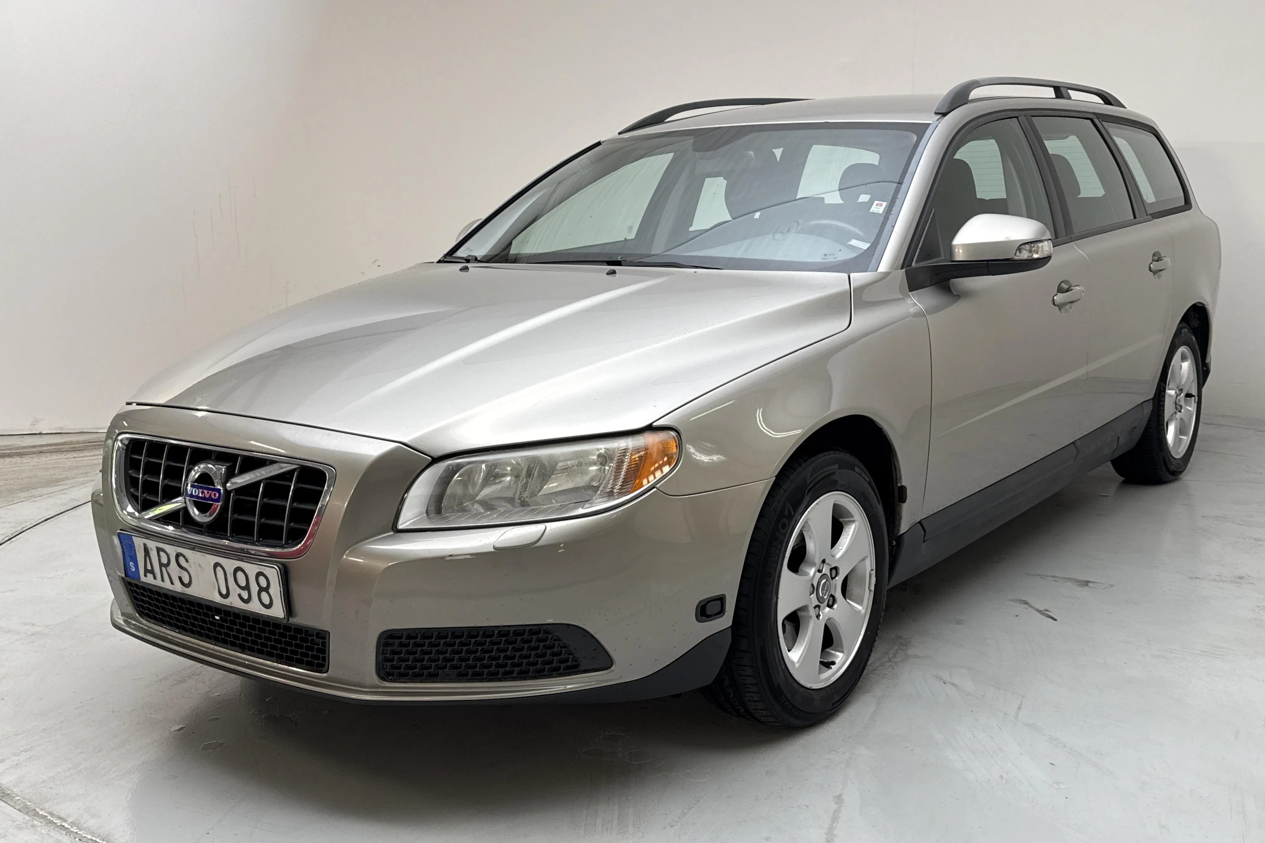 Zdjęcie prezentacyjne 1 z 12: Volvo V70 II 2.0F (145hk) - 159 350 km - Manualna - Jasnobrązowy - 2010