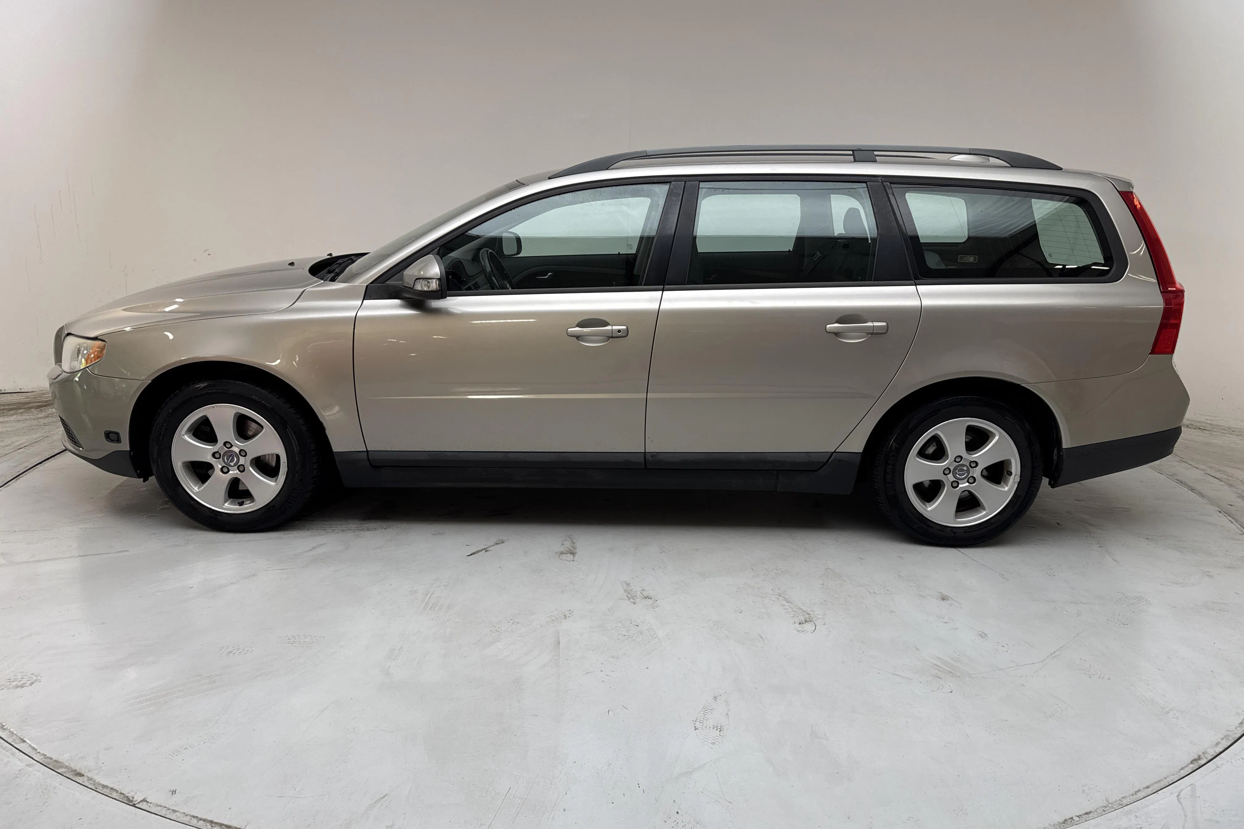 Zdjęcie prezentacyjne 2 z 12: Volvo V70 II 2.0F (145hk) - 159 350 km - Manualna - Jasnobrązowy - 2010