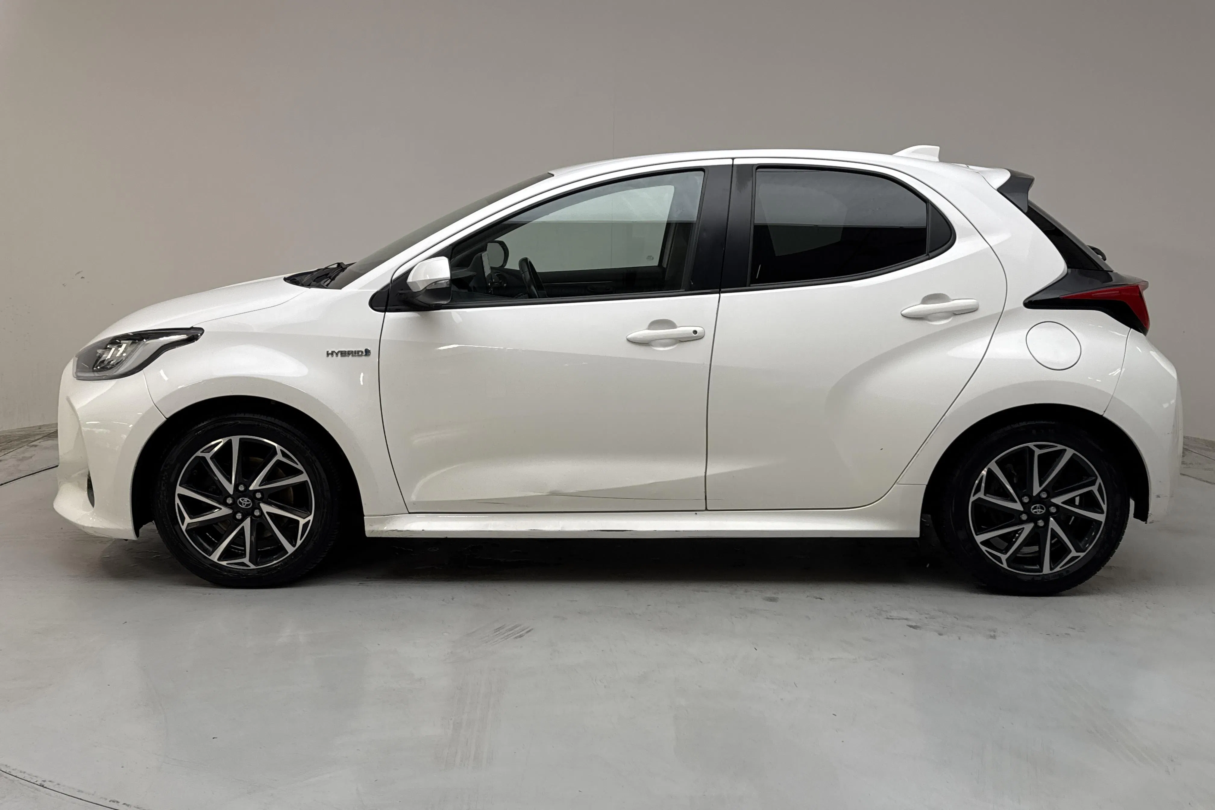Presentationsfoto 2 av 13: Toyota Yaris 1.5 Hybrid 5dr (116hk) - 17 693 mil - Automat - vit - 2021