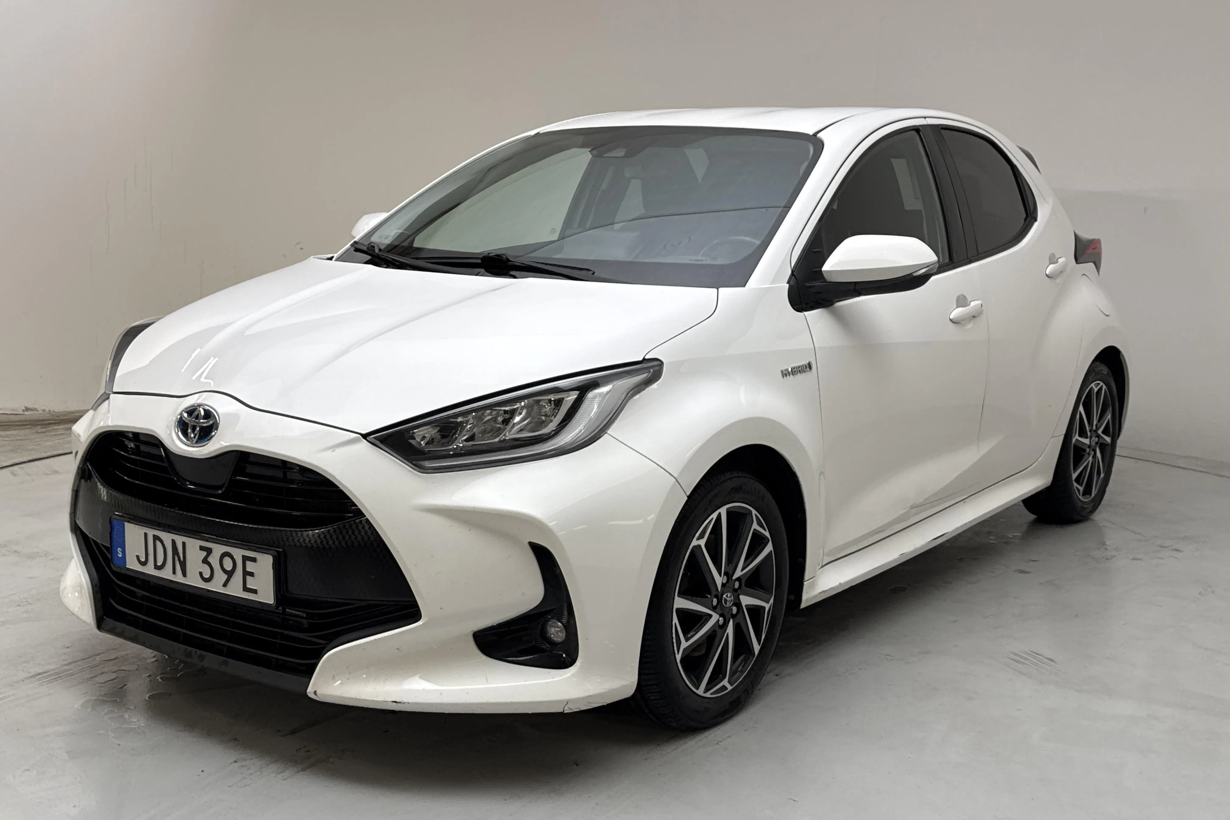 Presentationsfoto 1 av 13: Toyota Yaris 1.5 Hybrid 5dr (116hk) - 17 693 mil - Automat - vit - 2021