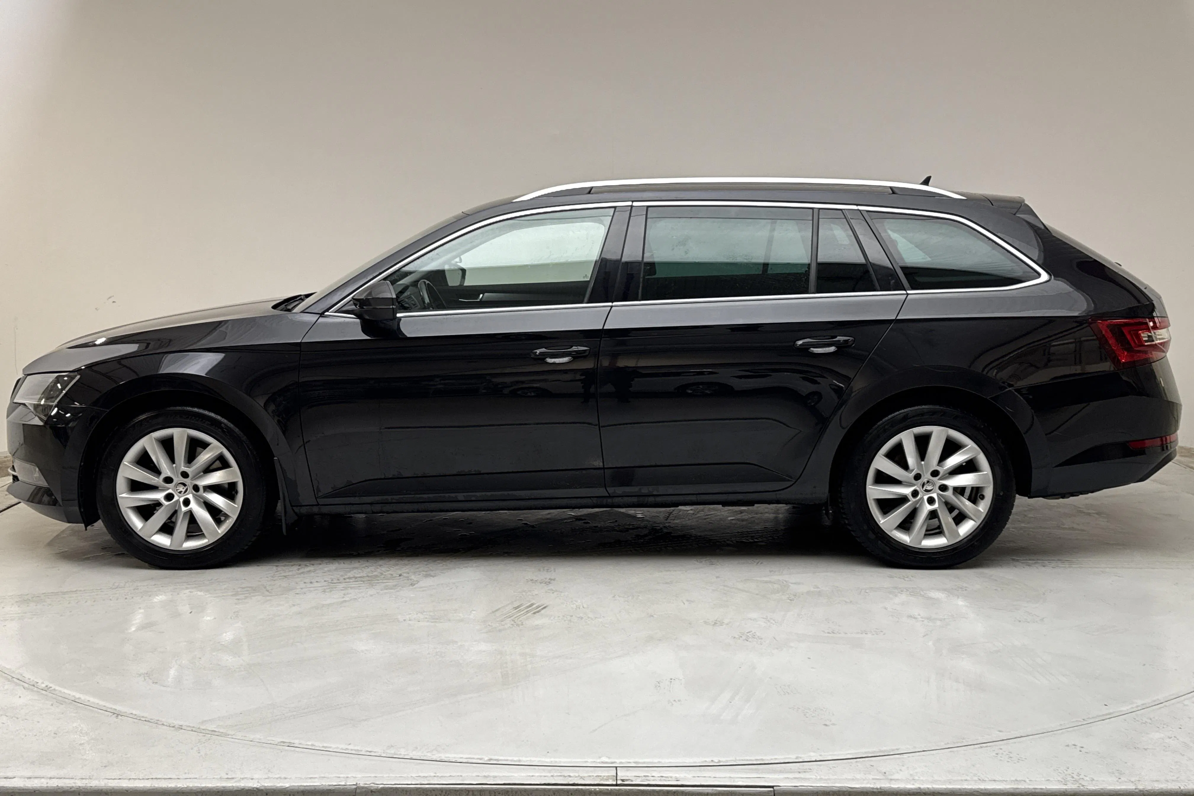 Presentation photo 2 of 14: Skoda Superb 2.0 TDI 4x4 Kombi (190hk) - 142 350 km - Automatic - black - 2019