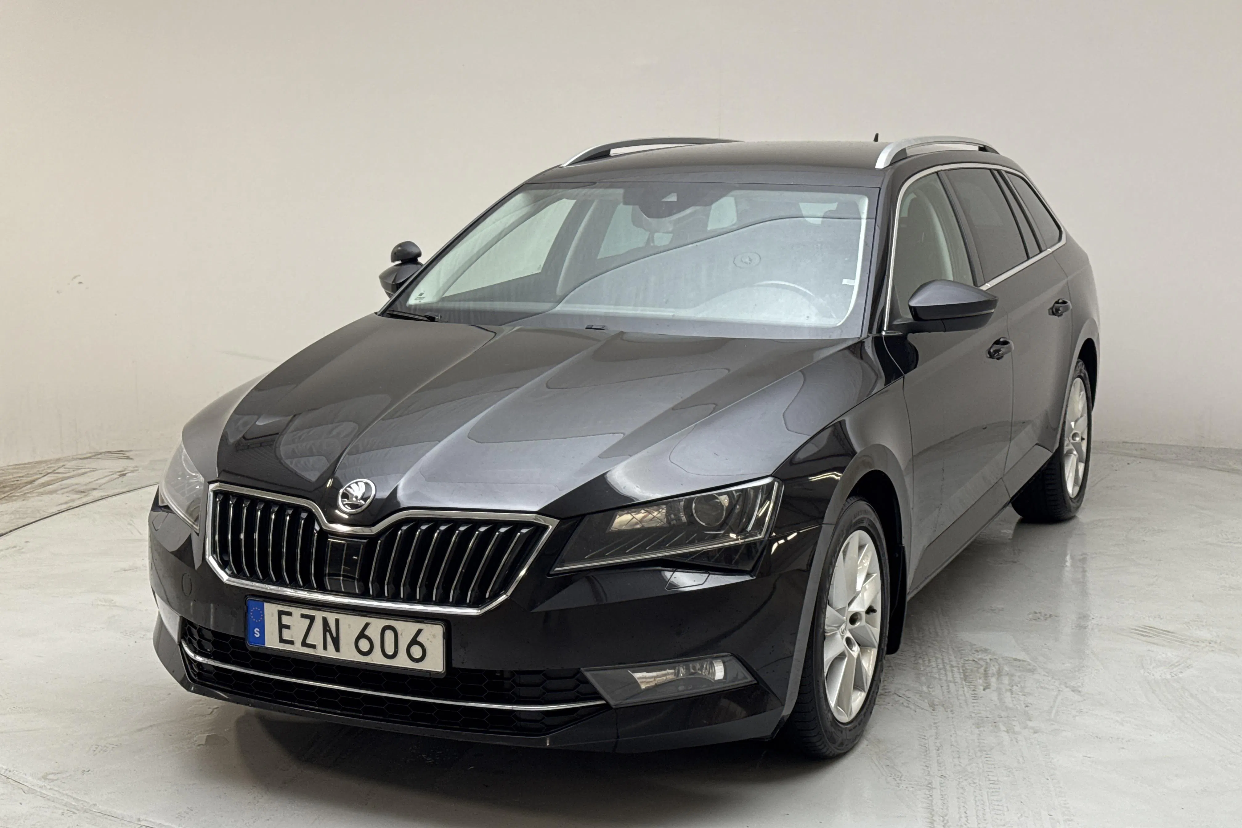 Presentation photo 1 of 14: Skoda Superb 2.0 TDI 4x4 Kombi (190hk) - 142 350 km - Automatic - black - 2019