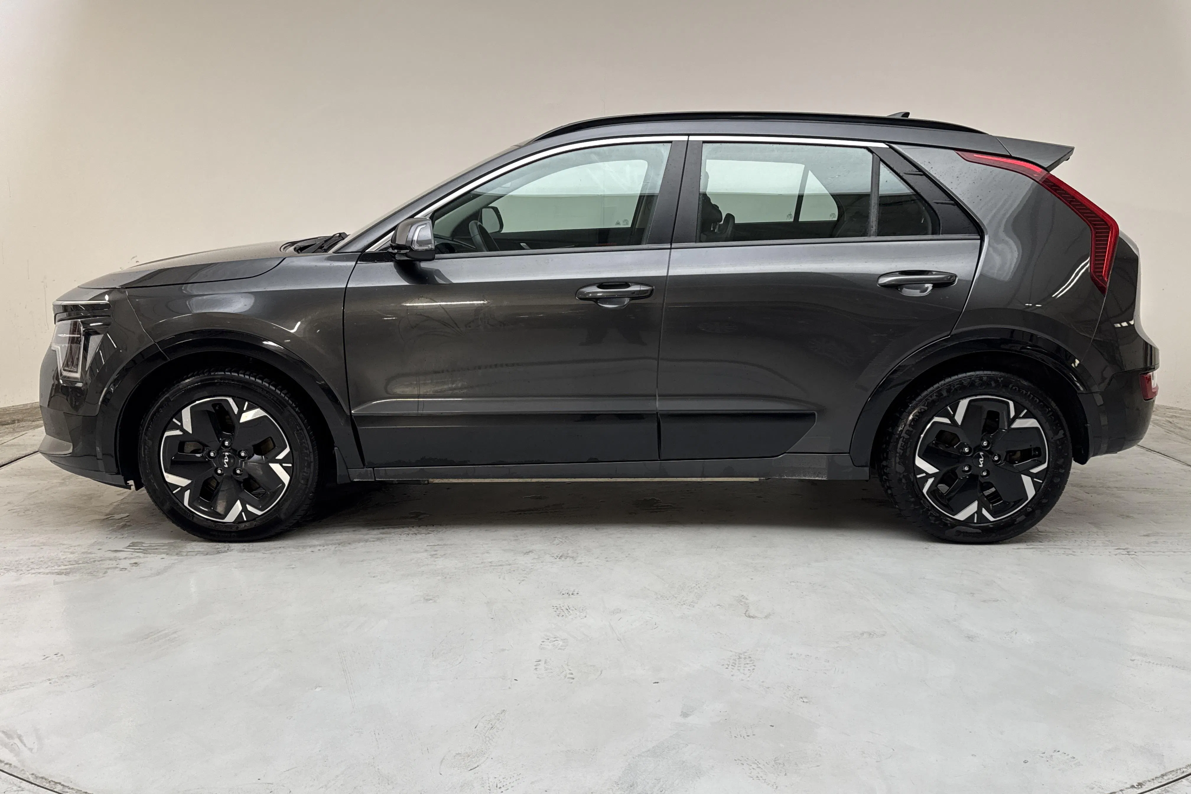 Presentationsfoto 2 av 16: KIA Niro EV 65kWh (204hk) - 12 273 mil - Automat - grå - 2023