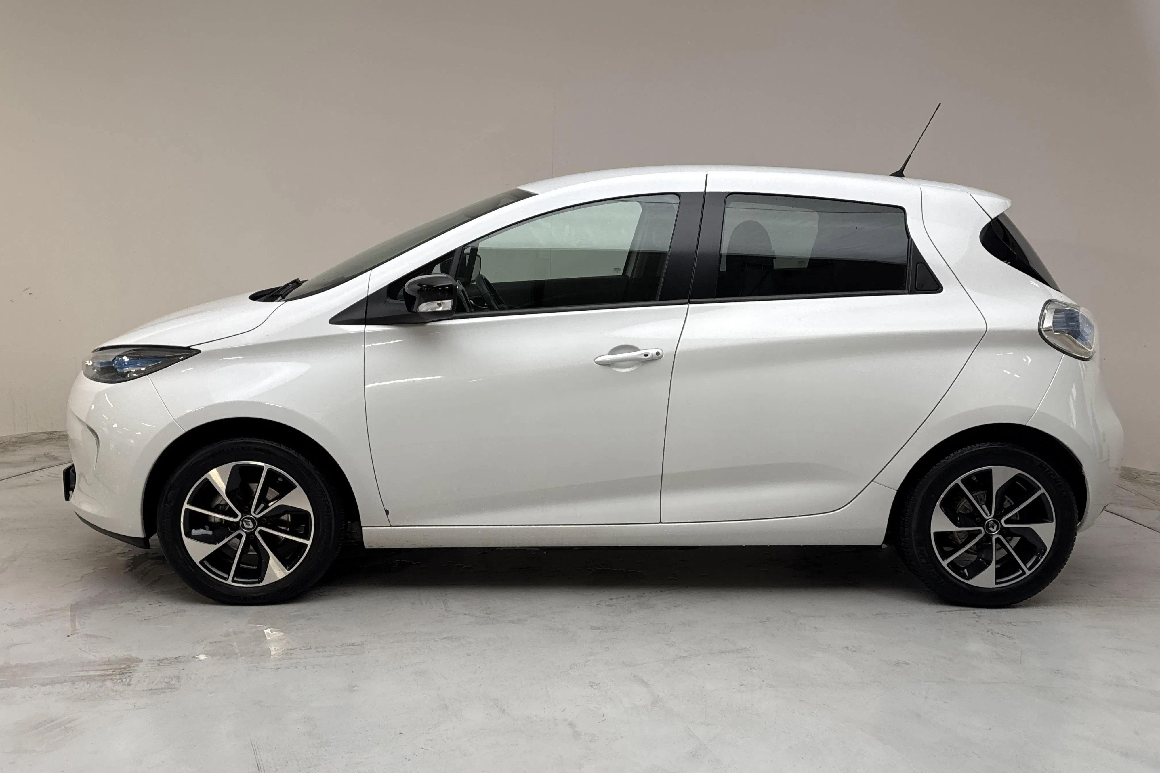 Presentationsfoto 2 av 16: Renault Zoe 41kWh R110 (108hk) - 2 680 mil - Automat - vit - 2019