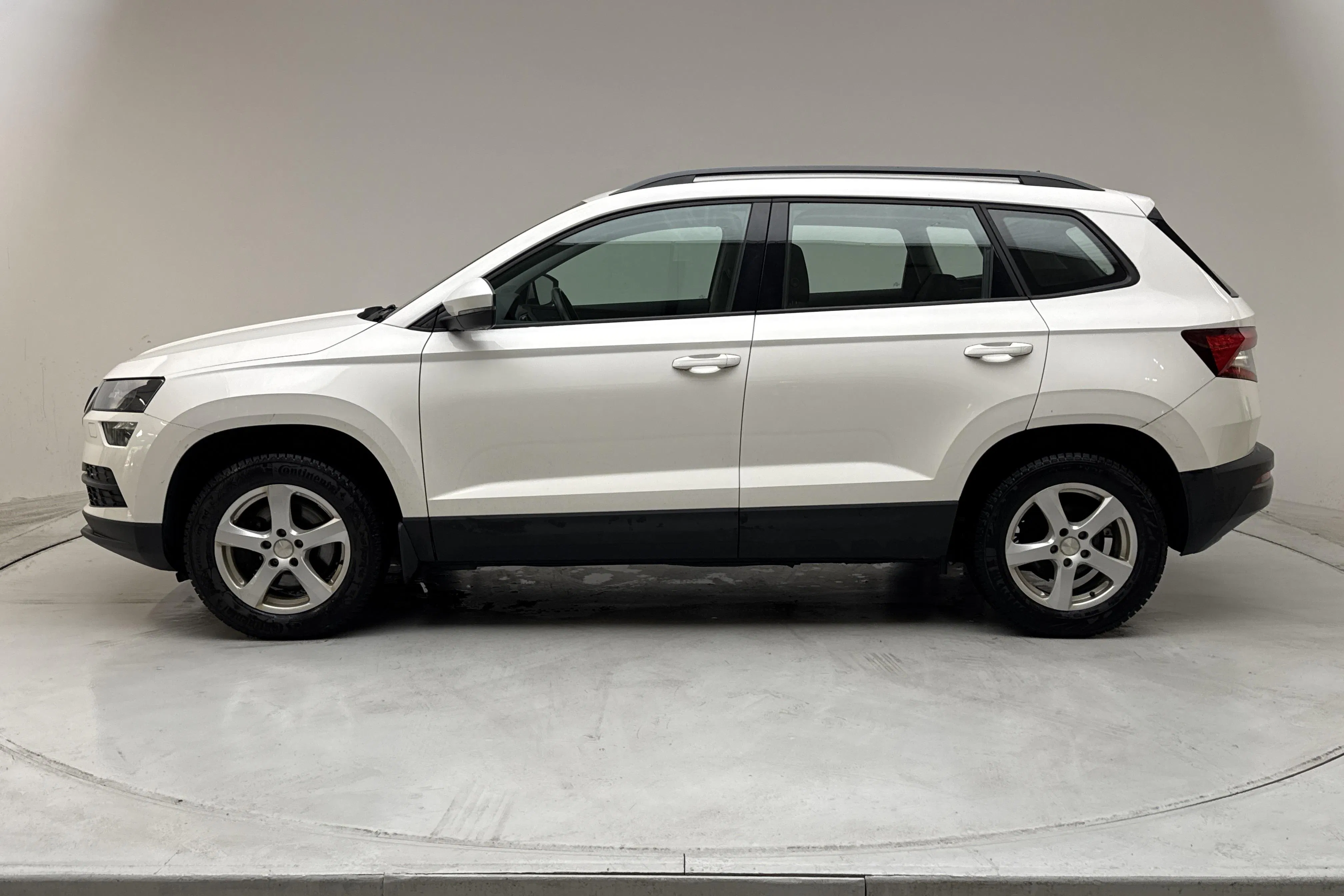 Presentationsfoto 2 av 13: Skoda Karoq 1.0 TSI (115hk) - 17 306 mil - Automat - vit - 2018