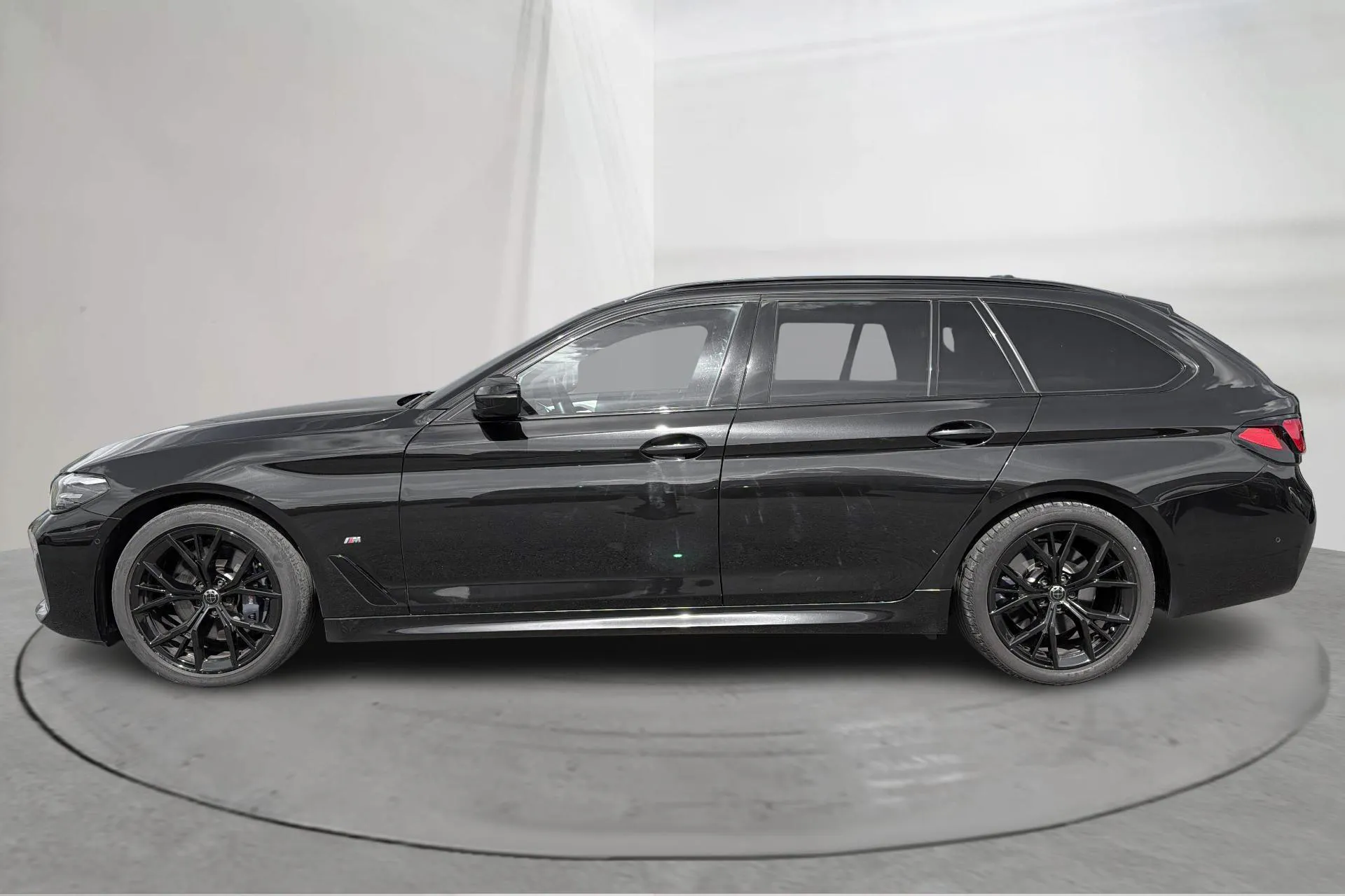 Presentation photo 2 of 18: BMW 520d xDrive Touring, G31 LCI (190hk+11hk) - 111 050 km - Automatic - black - 2021