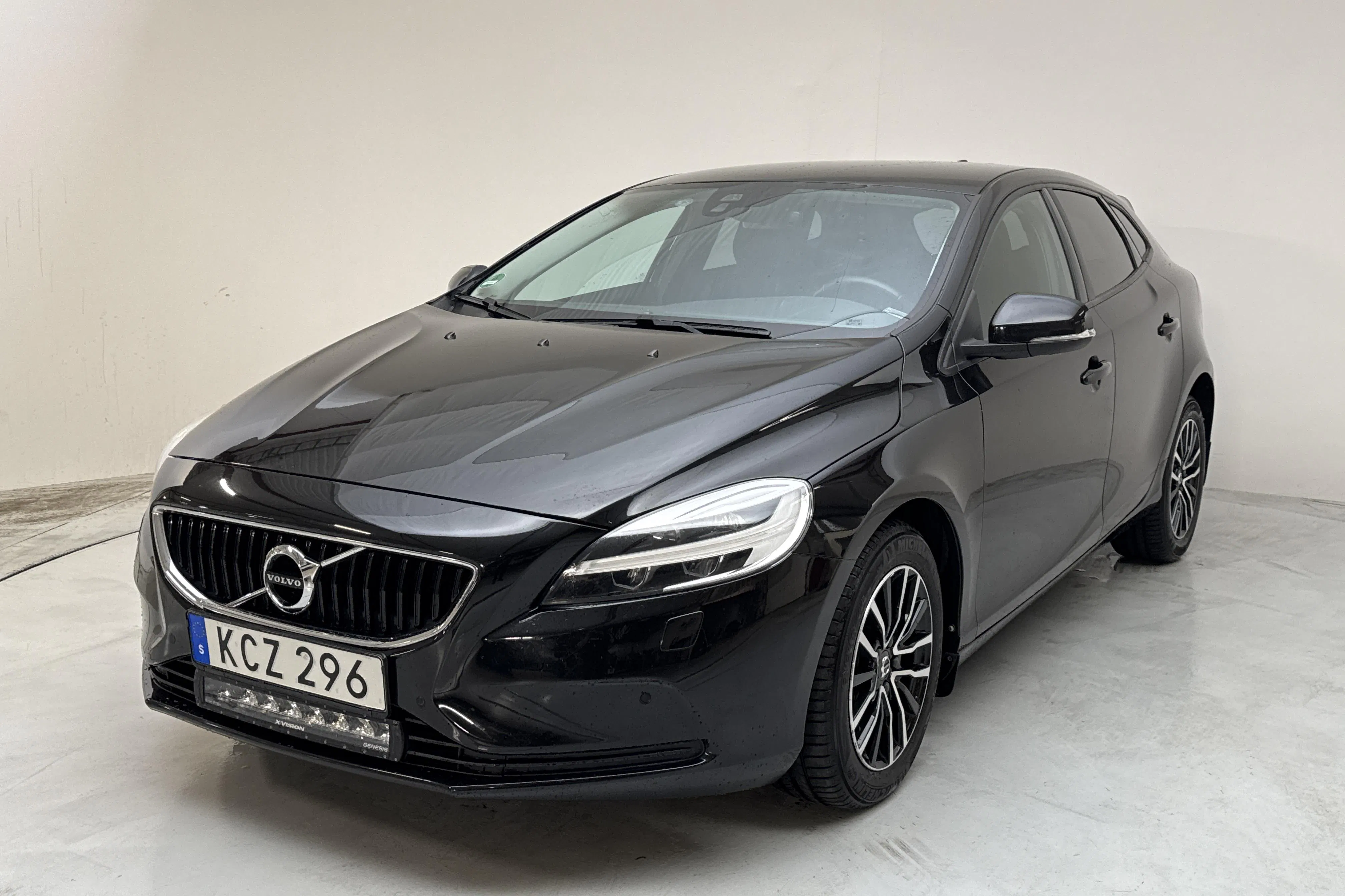Presentationsfoto 1 av 12: Volvo V40 T3 (152hk) - 10 435 mil - Automat - svart - 2018