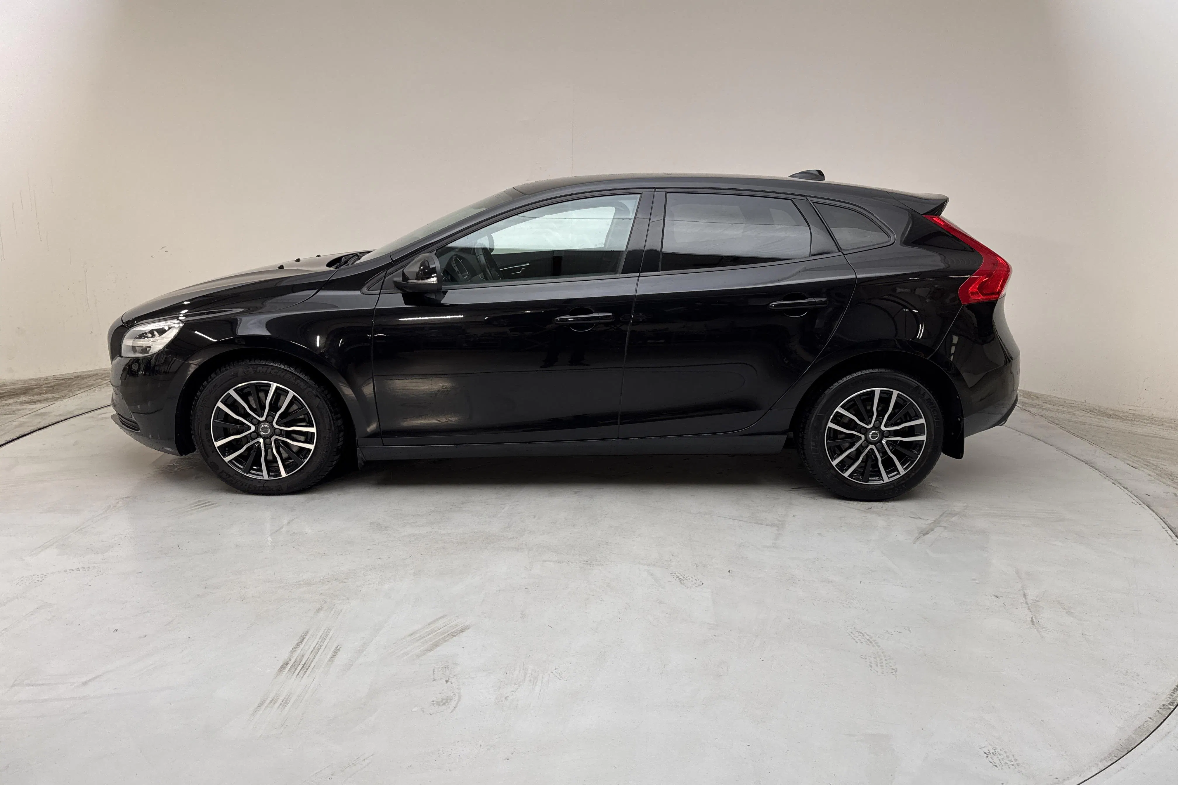 Presentationsfoto 2 av 12: Volvo V40 T3 (152hk) - 10 435 mil - Automat - svart - 2018