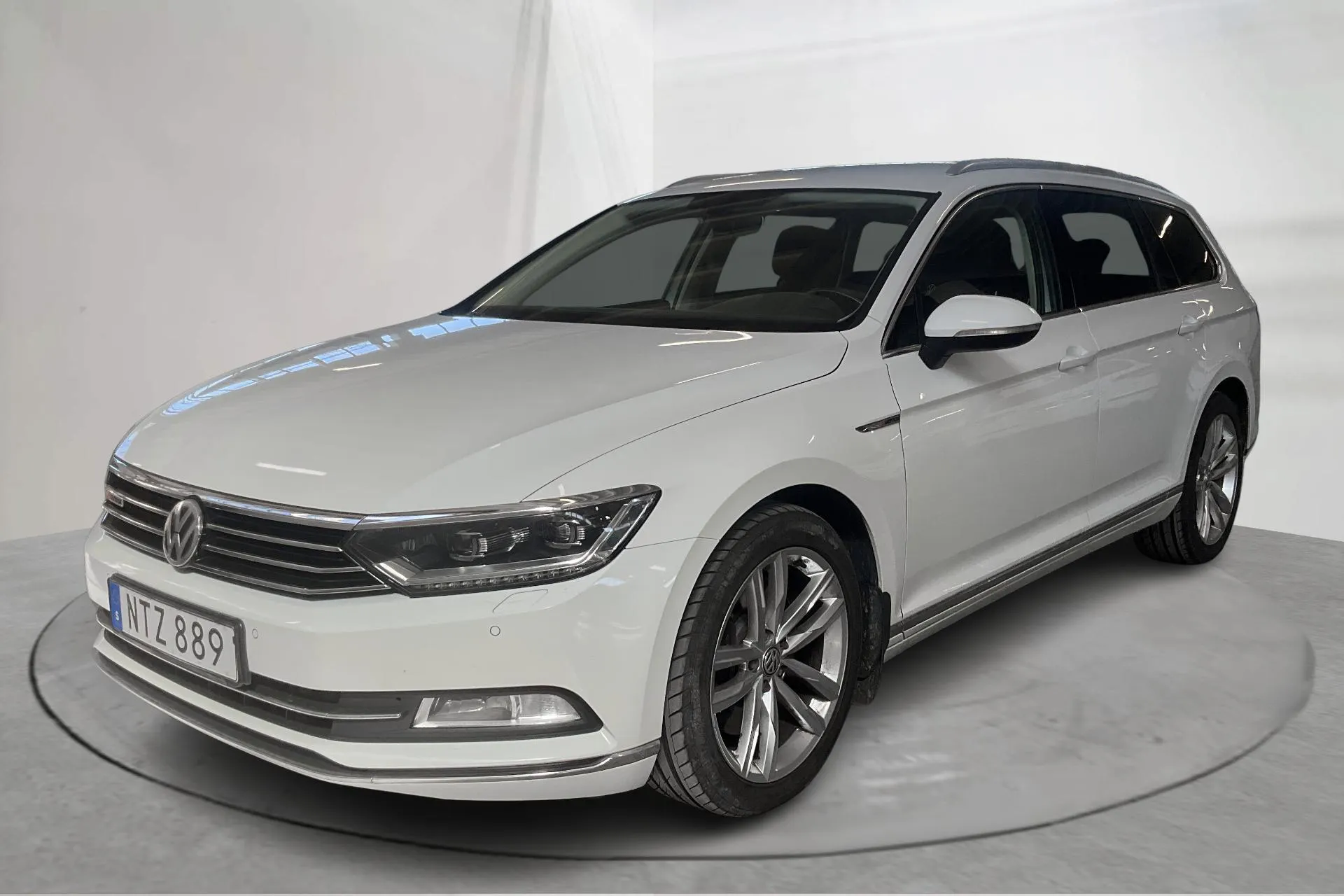 Presentation photo 1 of 13: VW Passat 2.0 TDI BiTurbo Sportscombi 4MOTION (240hk) - 144 190 km - Automatic - white - 2016