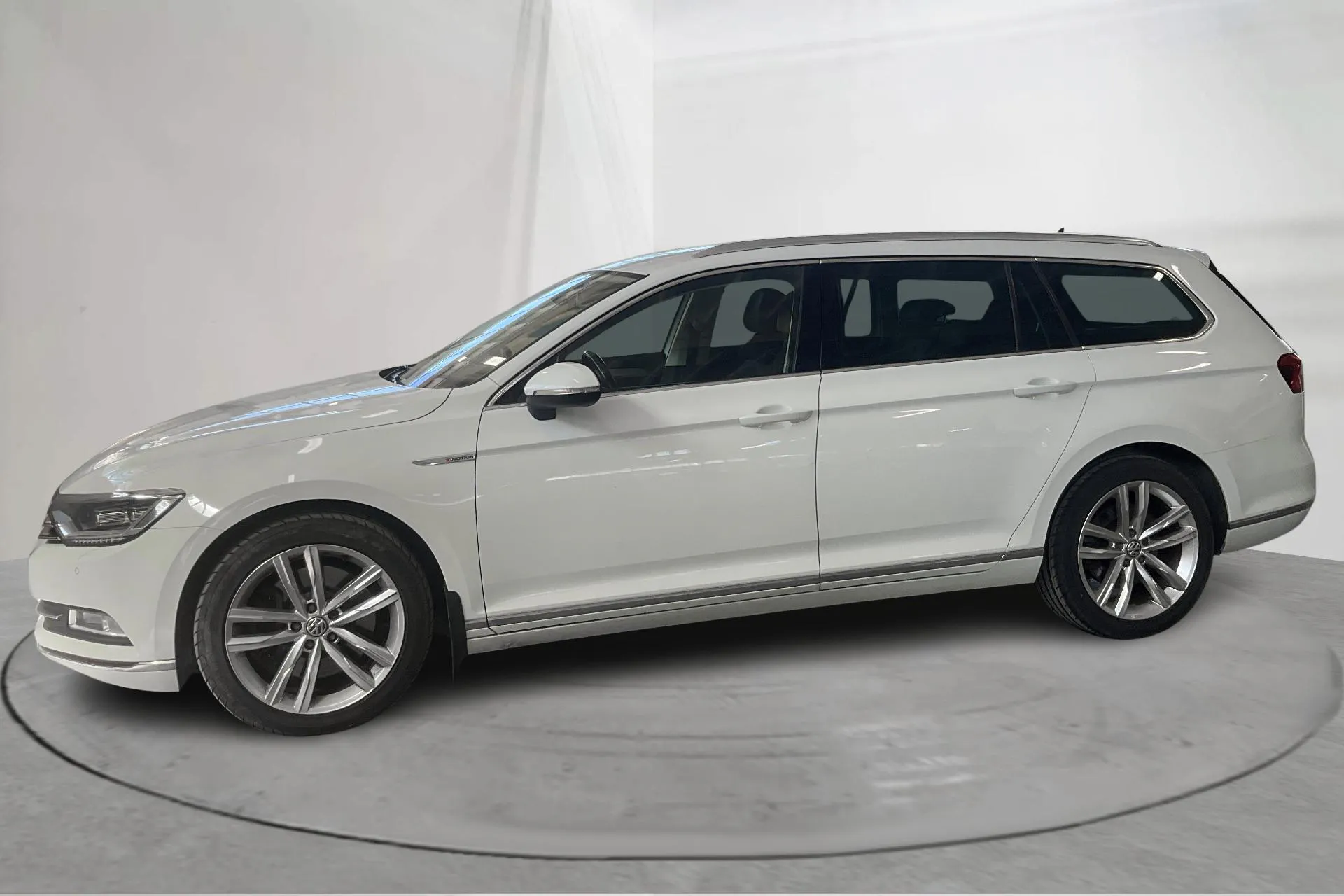 Presentation photo 2 of 13: VW Passat 2.0 TDI BiTurbo Sportscombi 4MOTION (240hk) - 144 190 km - Automatic - white - 2016