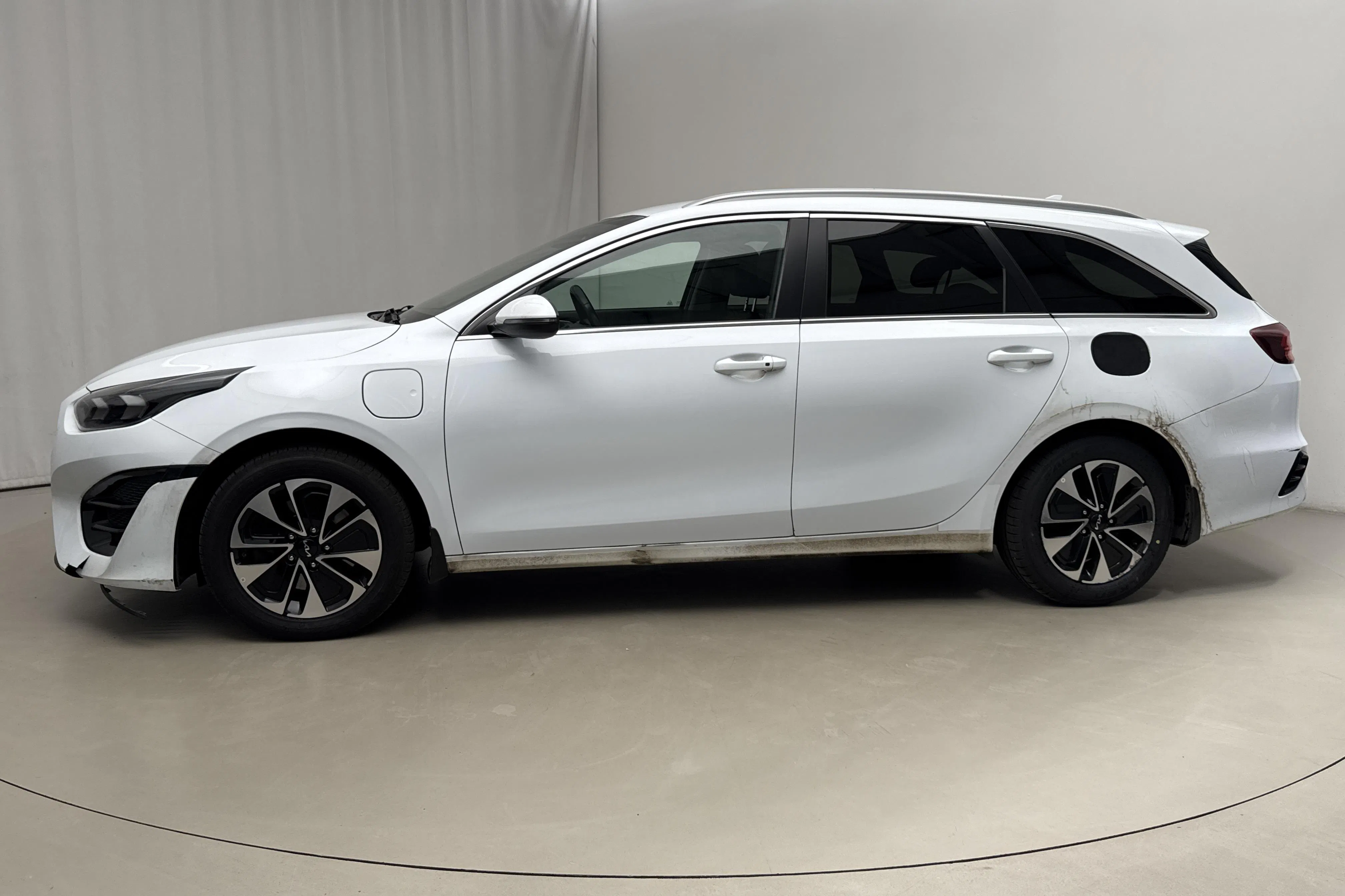Presentationsfoto 2 av 19: KIA Ceed 1.6 Plug-in Hybrid SW (141hk) - 14 984 mil - Automat - vit - 2023