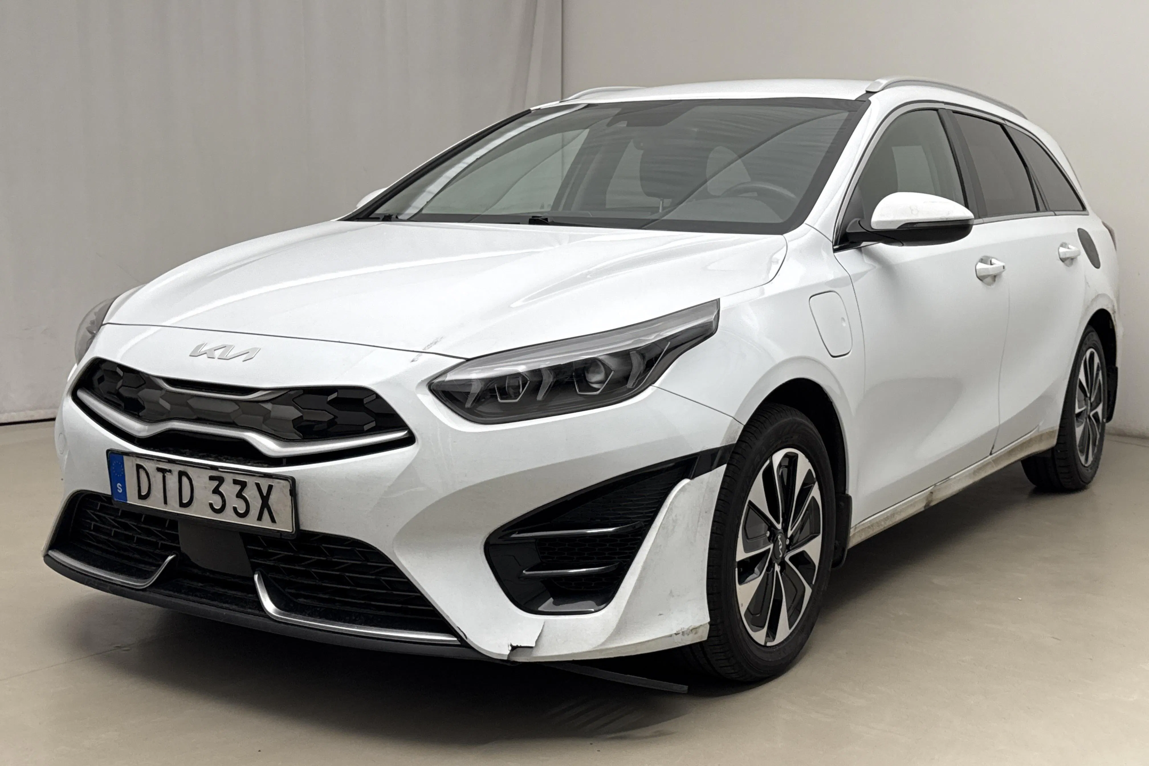 Presentationsfoto 1 av 19: KIA Ceed 1.6 Plug-in Hybrid SW (141hk) - 14 984 mil - Automat - vit - 2023