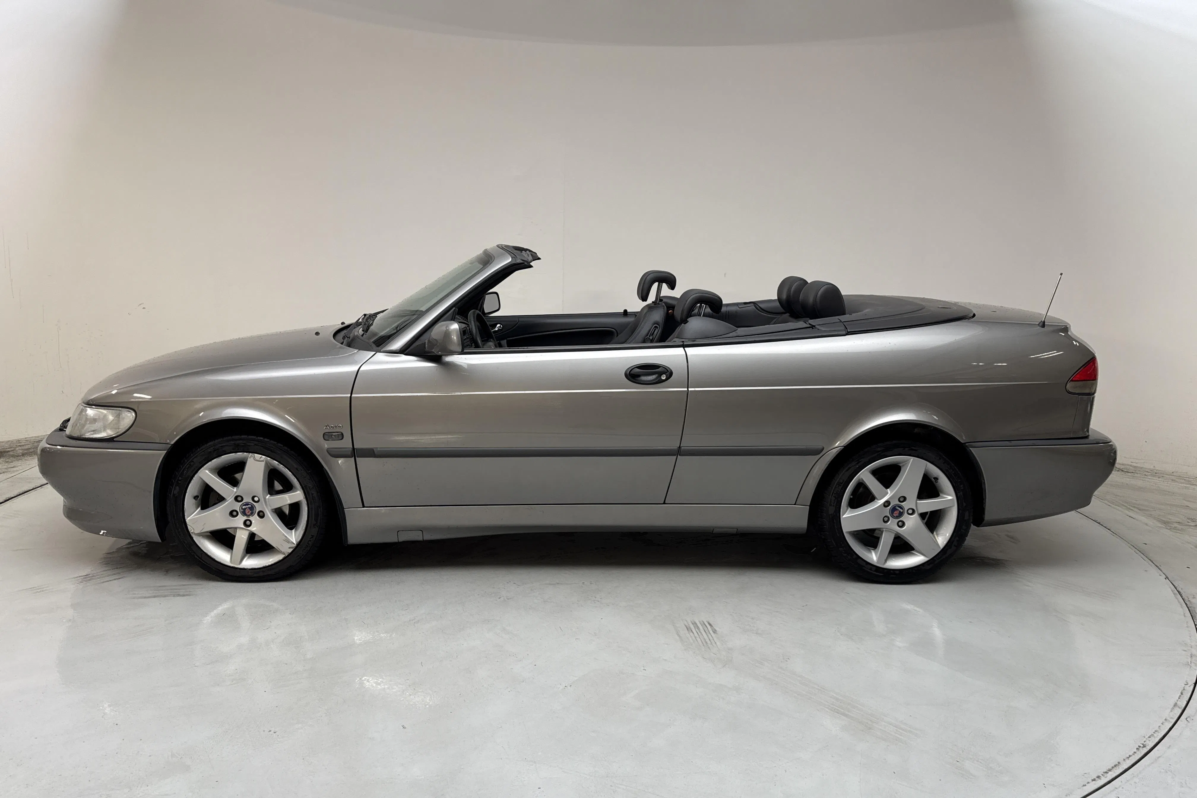 Presentationsfoto 2 av 15: Saab 9-3 2.0T Aero Cabriolet (205hk) - 17 618 mil - Manuell - silver - 2002