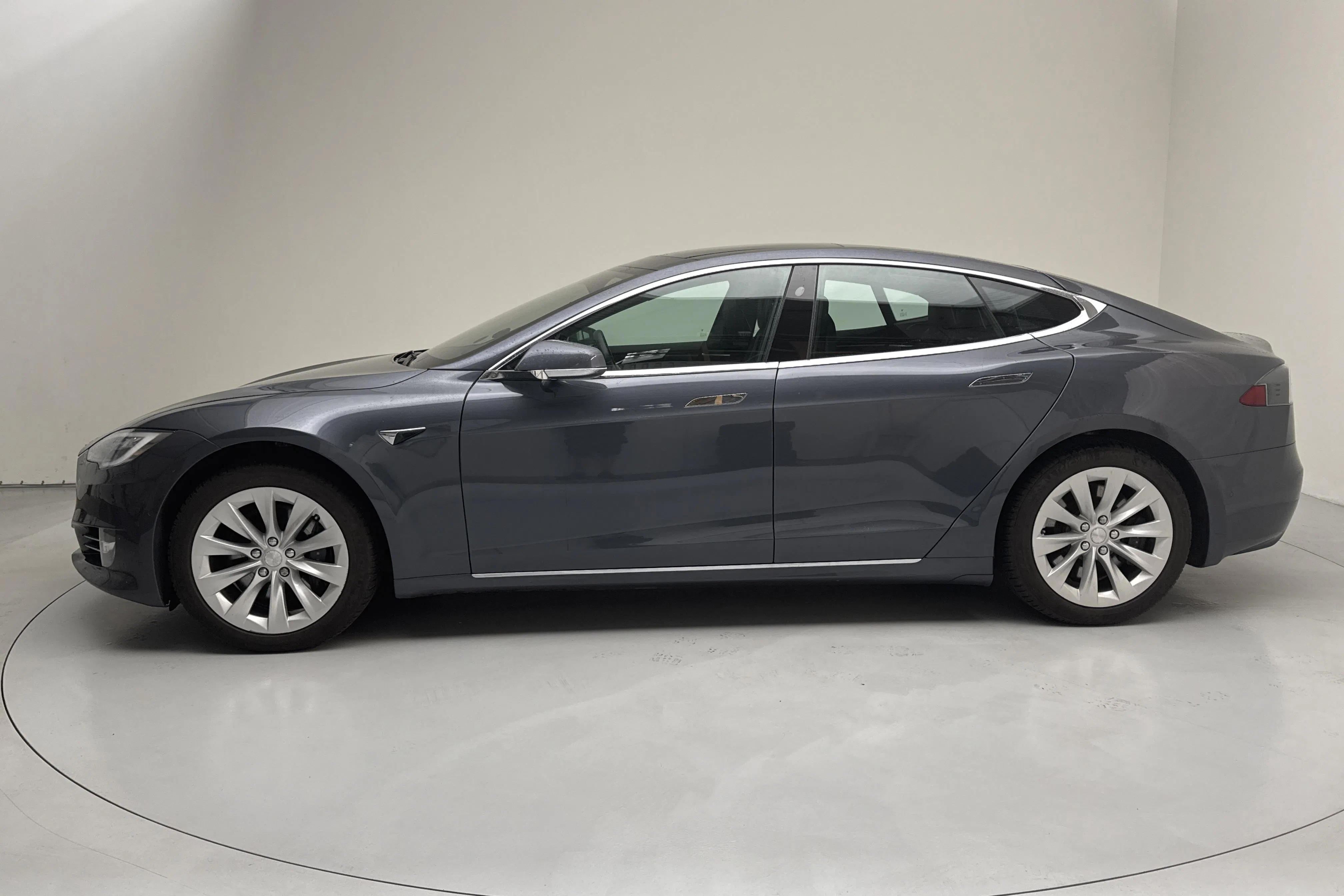 Presentation photo 2 of 19: Tesla Model S 75D - 153 330 km - Automatic - gray - 2017