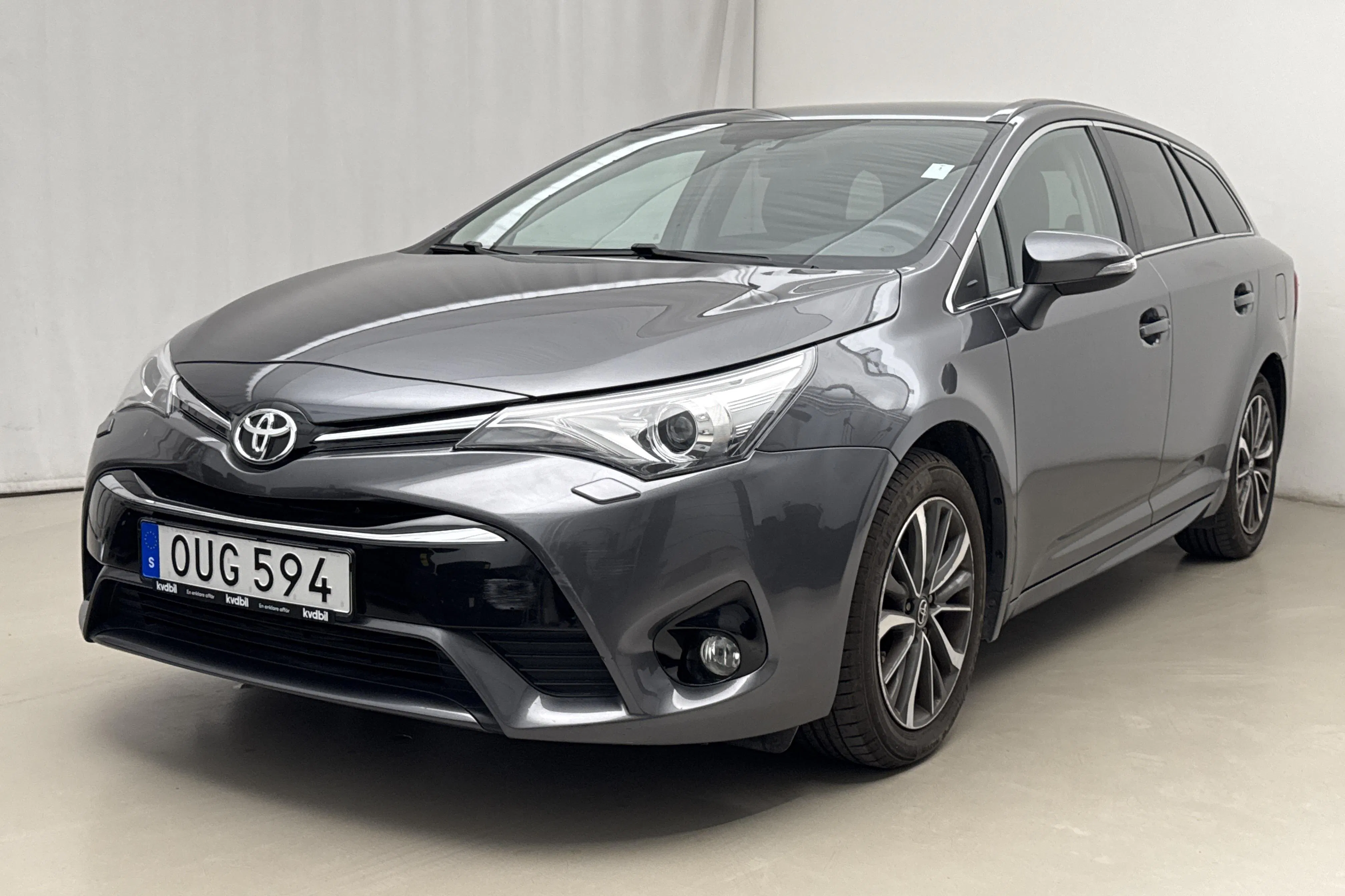 Presentationsfoto 1 av 17: Toyota Avensis 1.8 Touring Sports (147hk) - 6 244 mil - Manuell - Mörkgrå - 2016