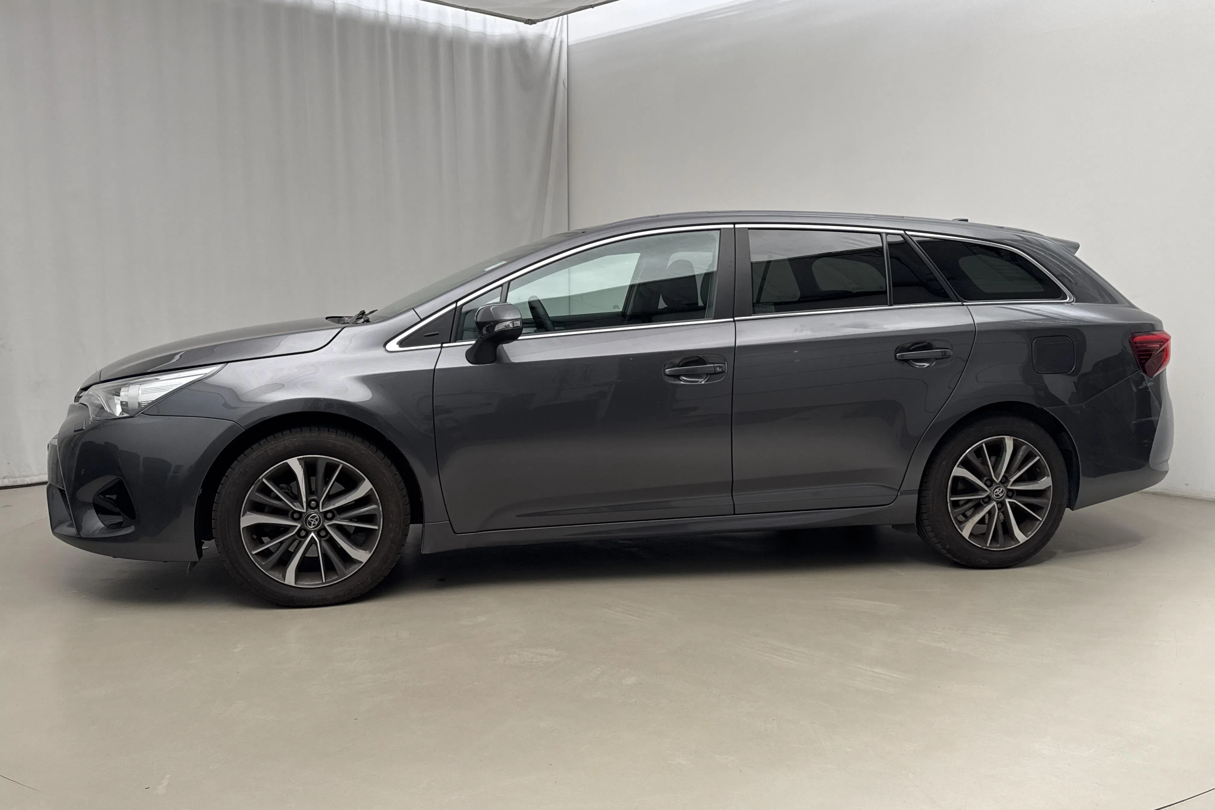 Presentationsfoto 2 av 17: Toyota Avensis 1.8 Touring Sports (147hk) - 6 244 mil - Manuell - Mörkgrå - 2016