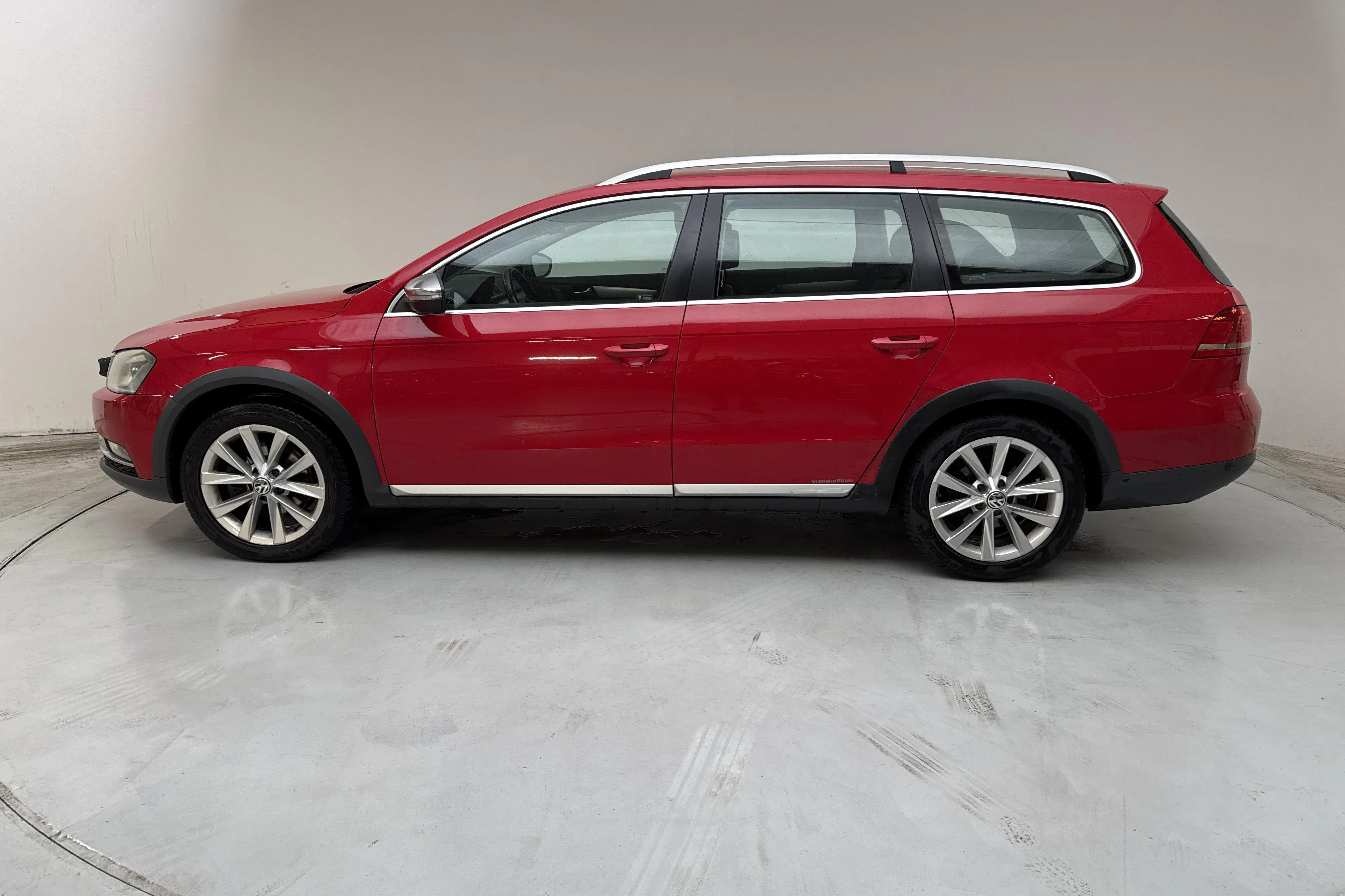 Presentation photo 2 of 13: VW Passat Alltrack 2.0 TDI BlueMotion Technology 4Motion (170hk) - 196 390 km - Automatic - red - 2013