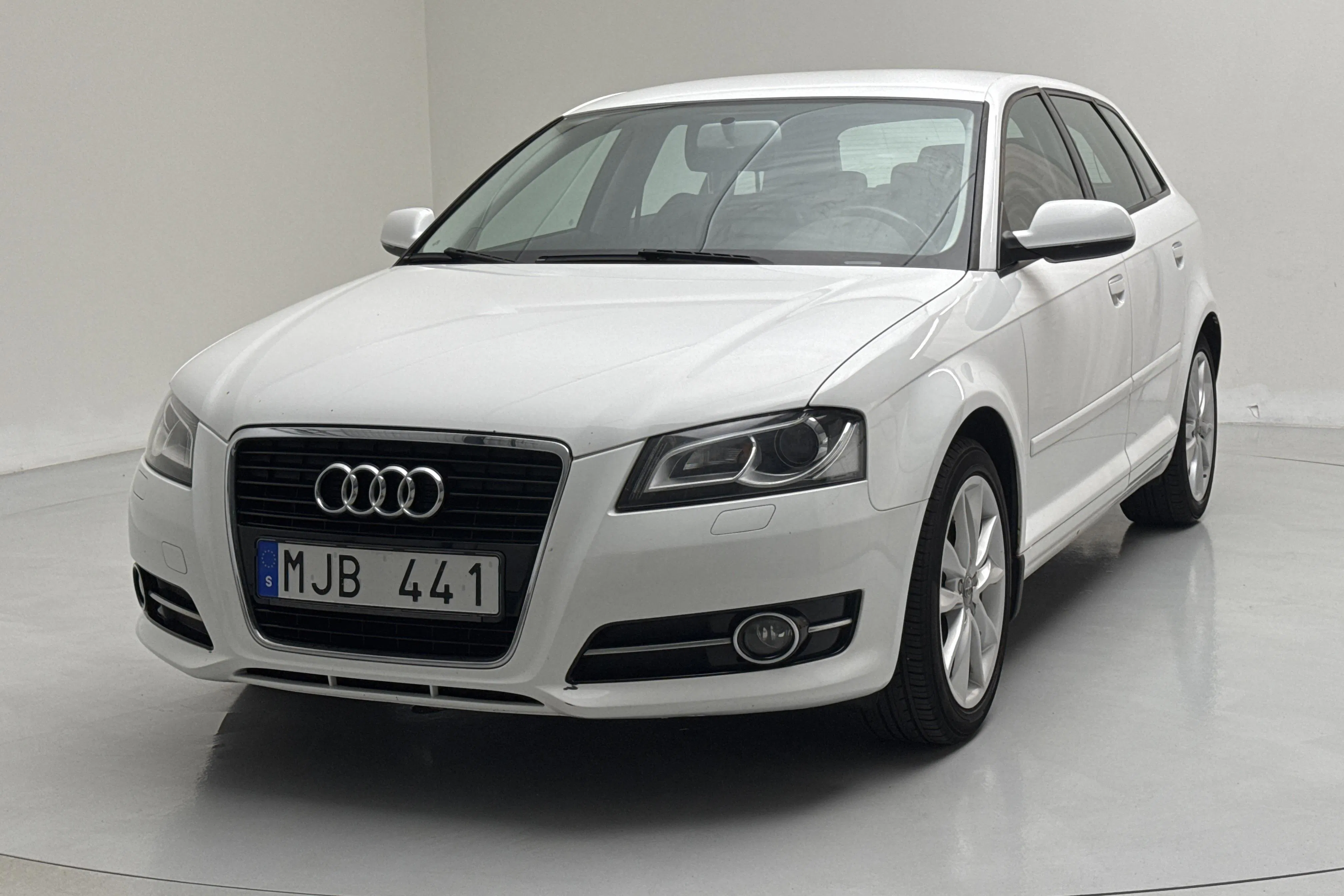 Presentation photo 1 of 12: Audi A3 1.2 TFSI Sportback (105hk) - 136 590 km - Manual - white - 2011