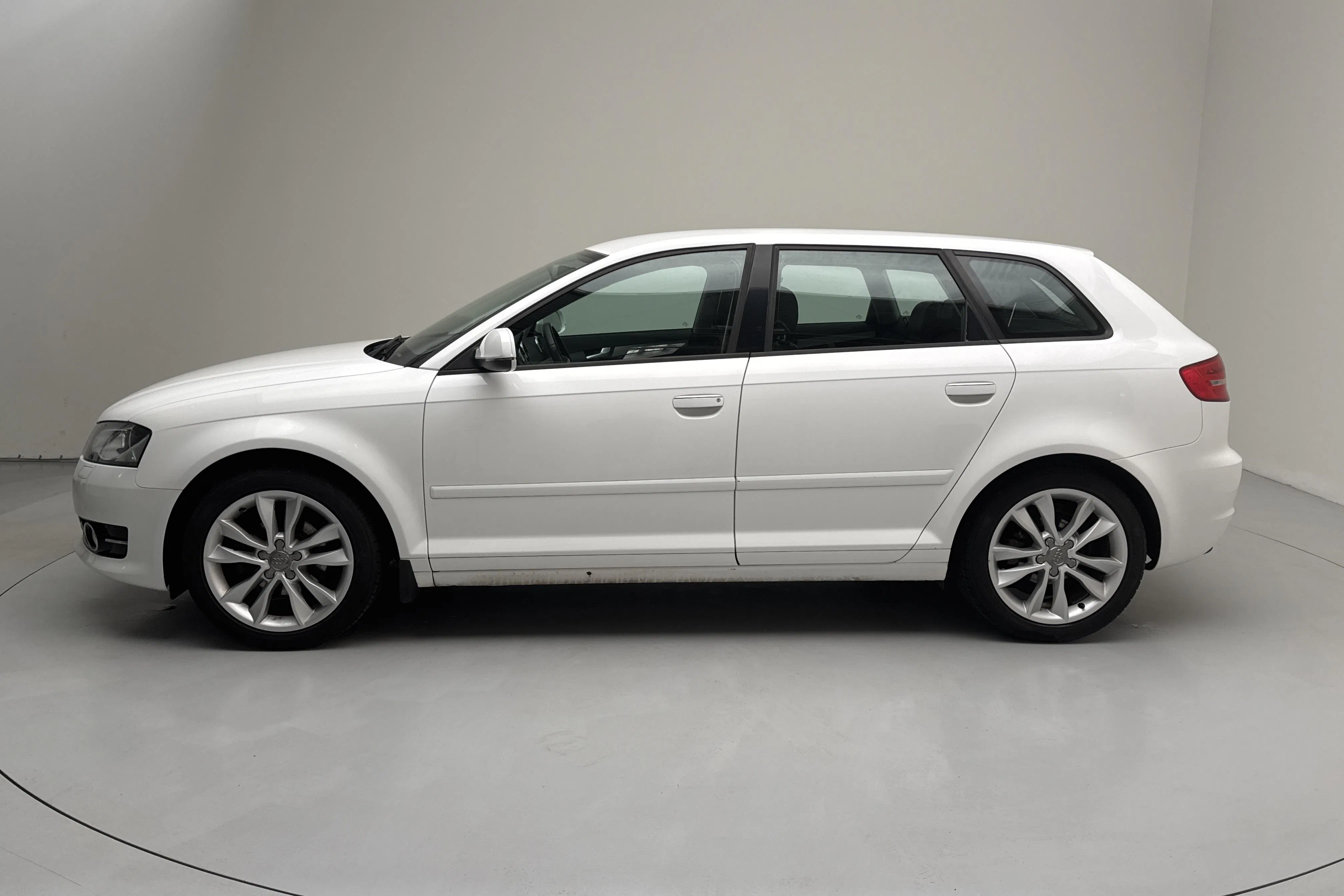 Presentation photo 2 of 12: Audi A3 1.2 TFSI Sportback (105hk) - 136 590 km - Manual - white - 2011