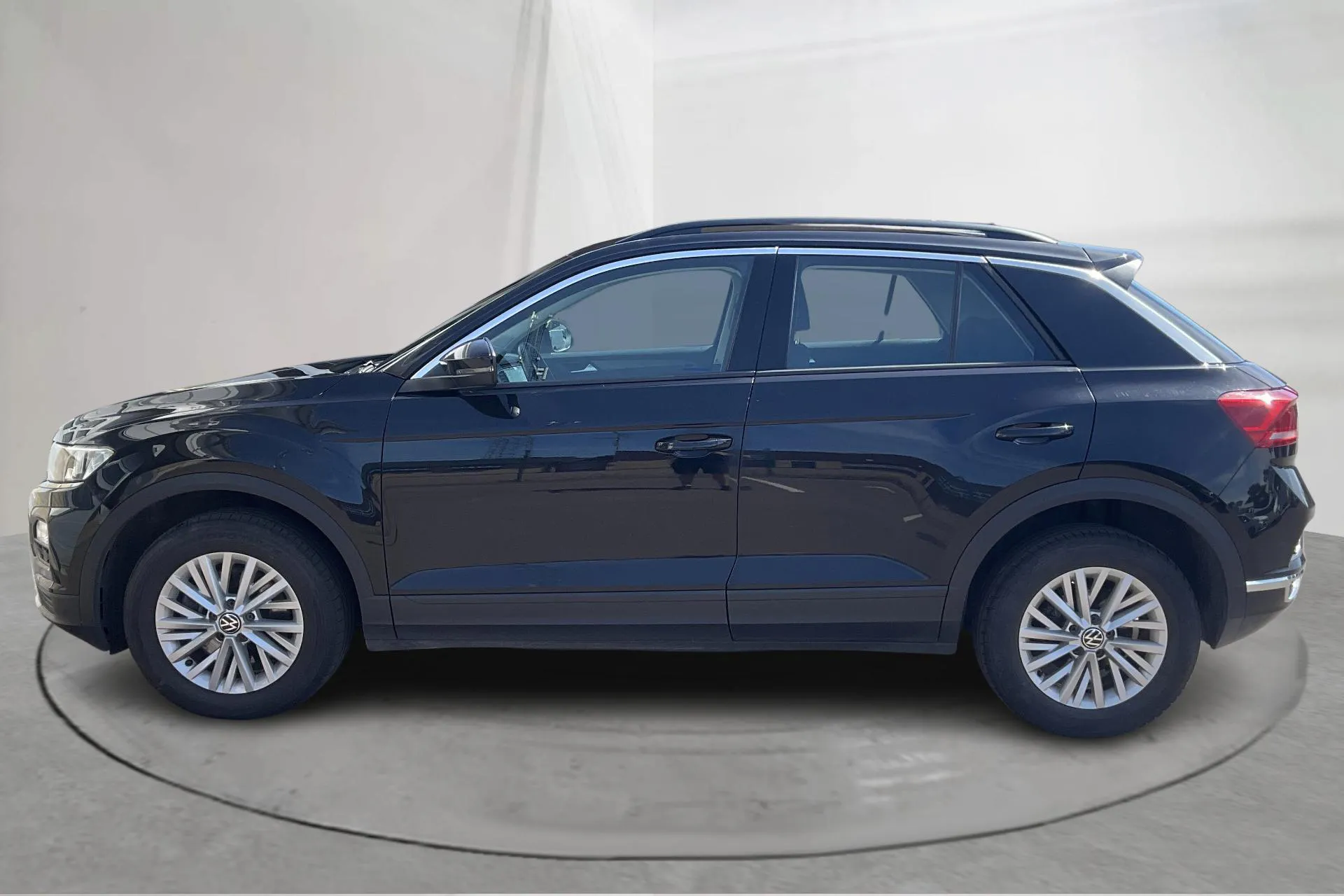 Presentationsfoto 2 av 15: VW T-Roc 2.0 TDI 4MOTION (150hk) - 15 083 mil - Automat - svart - 2021