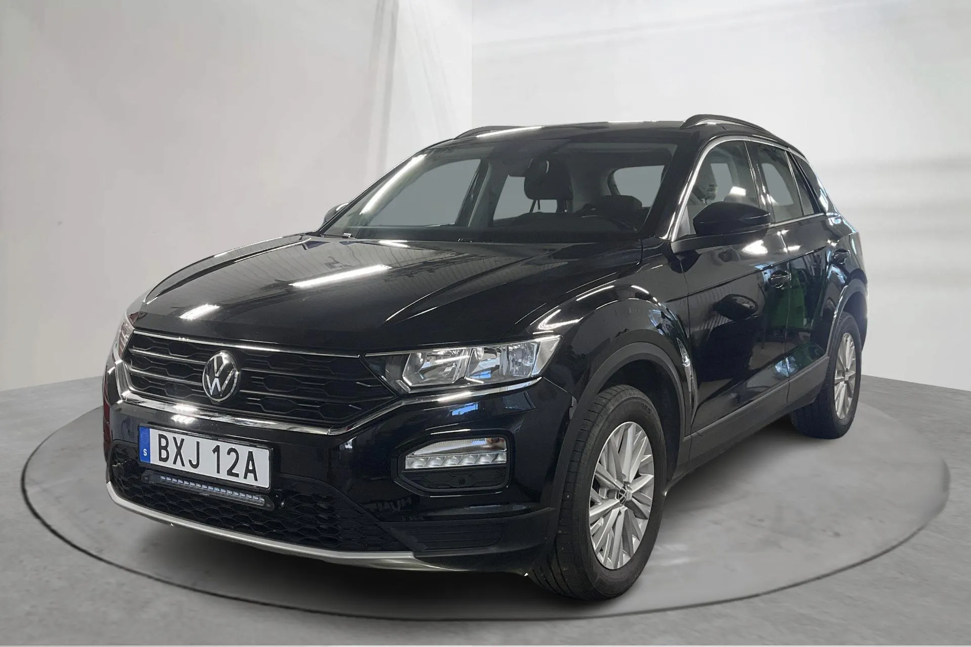 Presentationsfoto 1 av 15: VW T-Roc 2.0 TDI 4MOTION (150hk) - 15 083 mil - Automat - svart - 2021