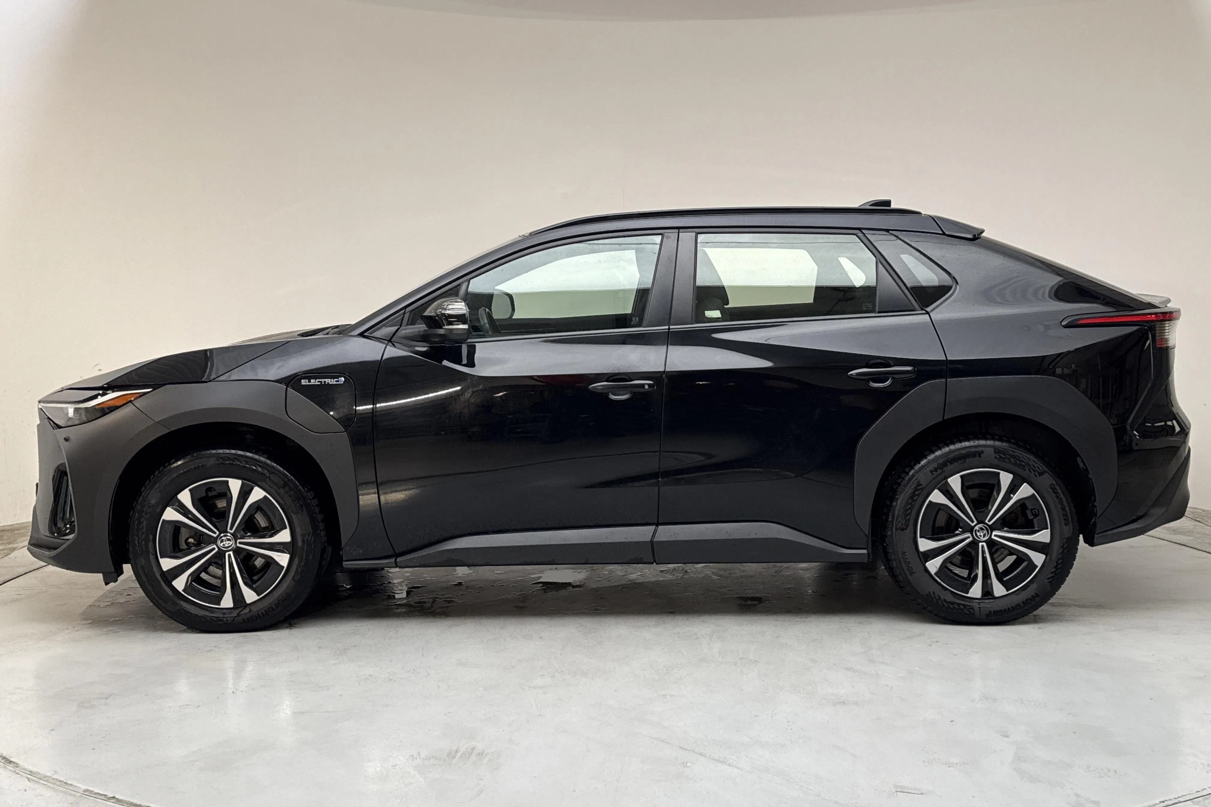 Presentationsfoto 2 av 15: Toyota bZ4X AWD (218hk) - 13 525 mil - Automat - svart - 2023