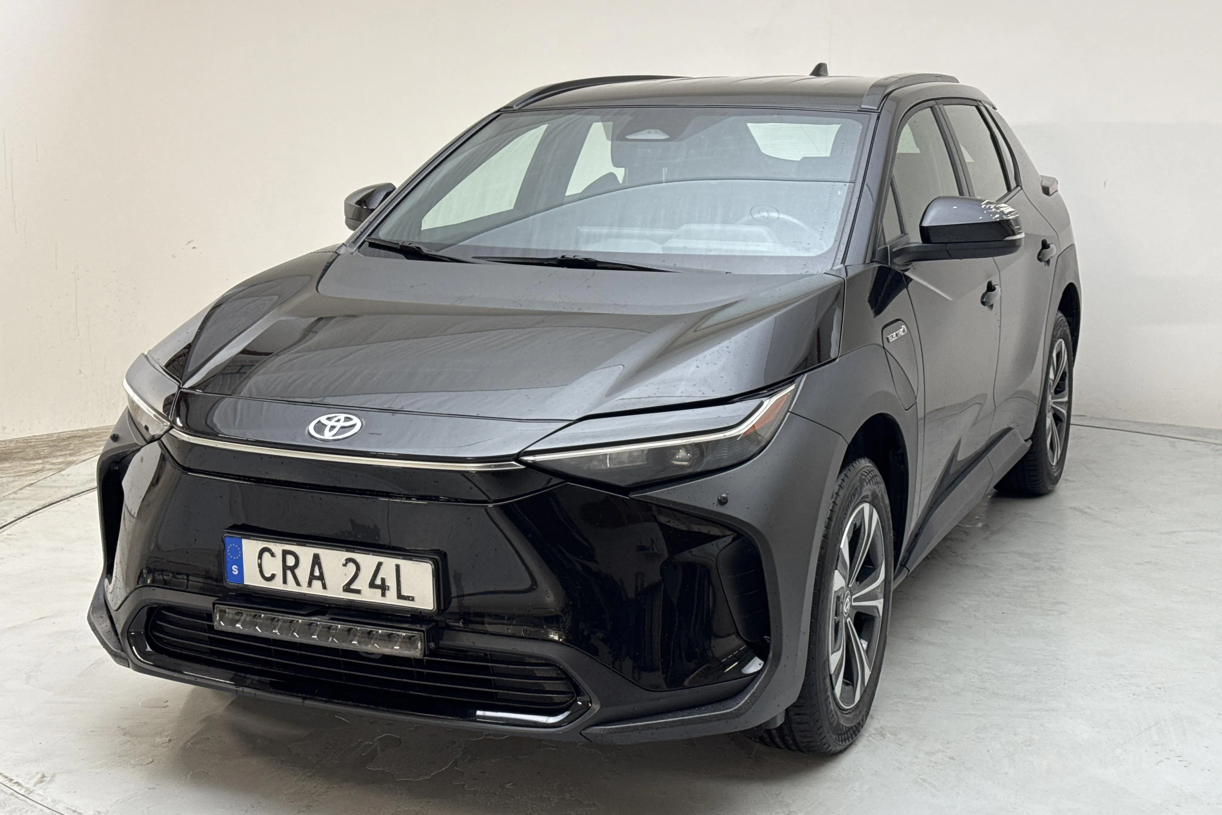Presentationsfoto 1 av 15: Toyota bZ4X AWD (218hk) - 13 525 mil - Automat - svart - 2023