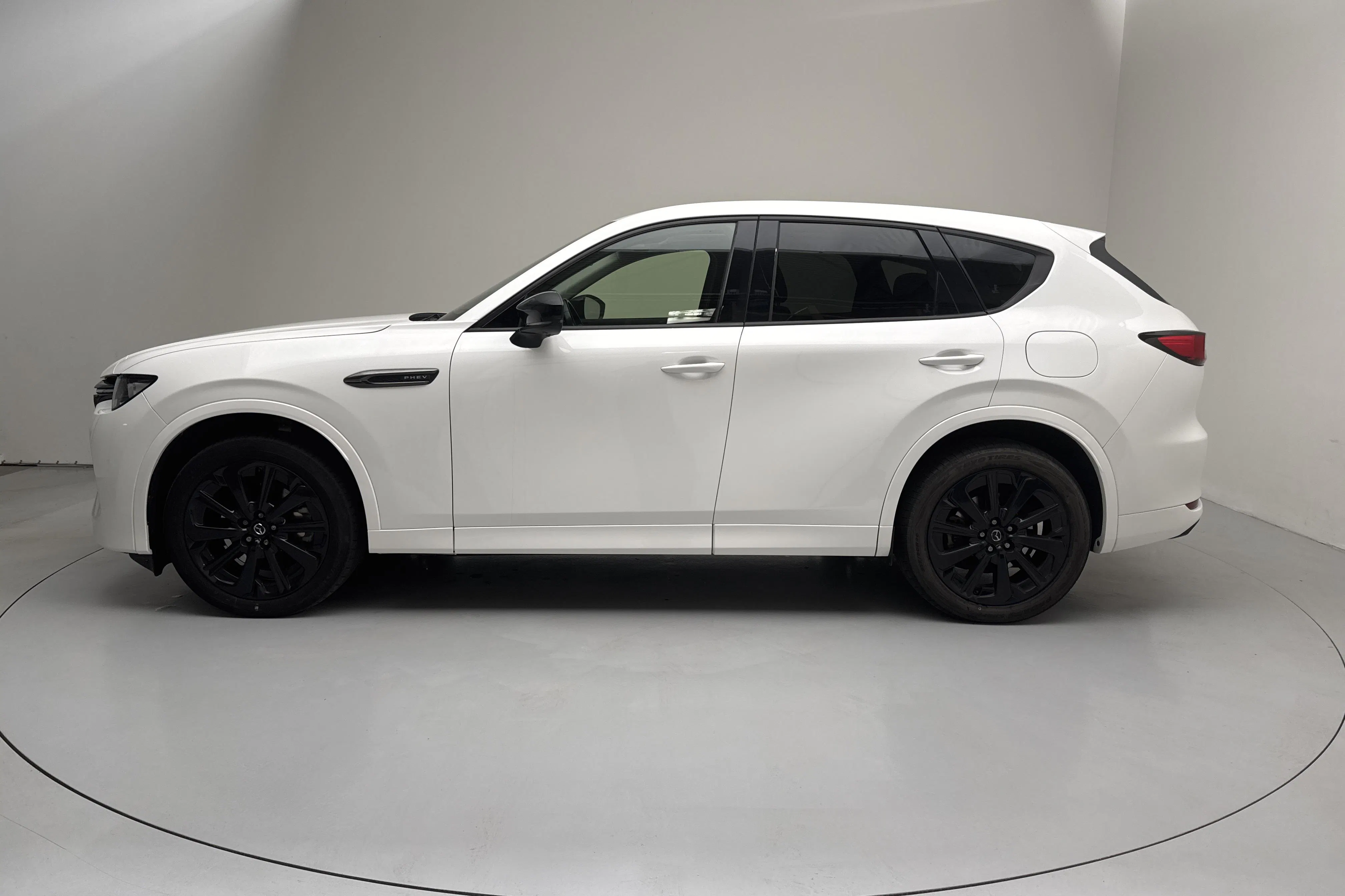 Presentationsfoto 2 av 17: Mazda CX-60 e-Skyactiv PHEV AWD (327hk) - 10 067 mil - Automat - vit - 2024