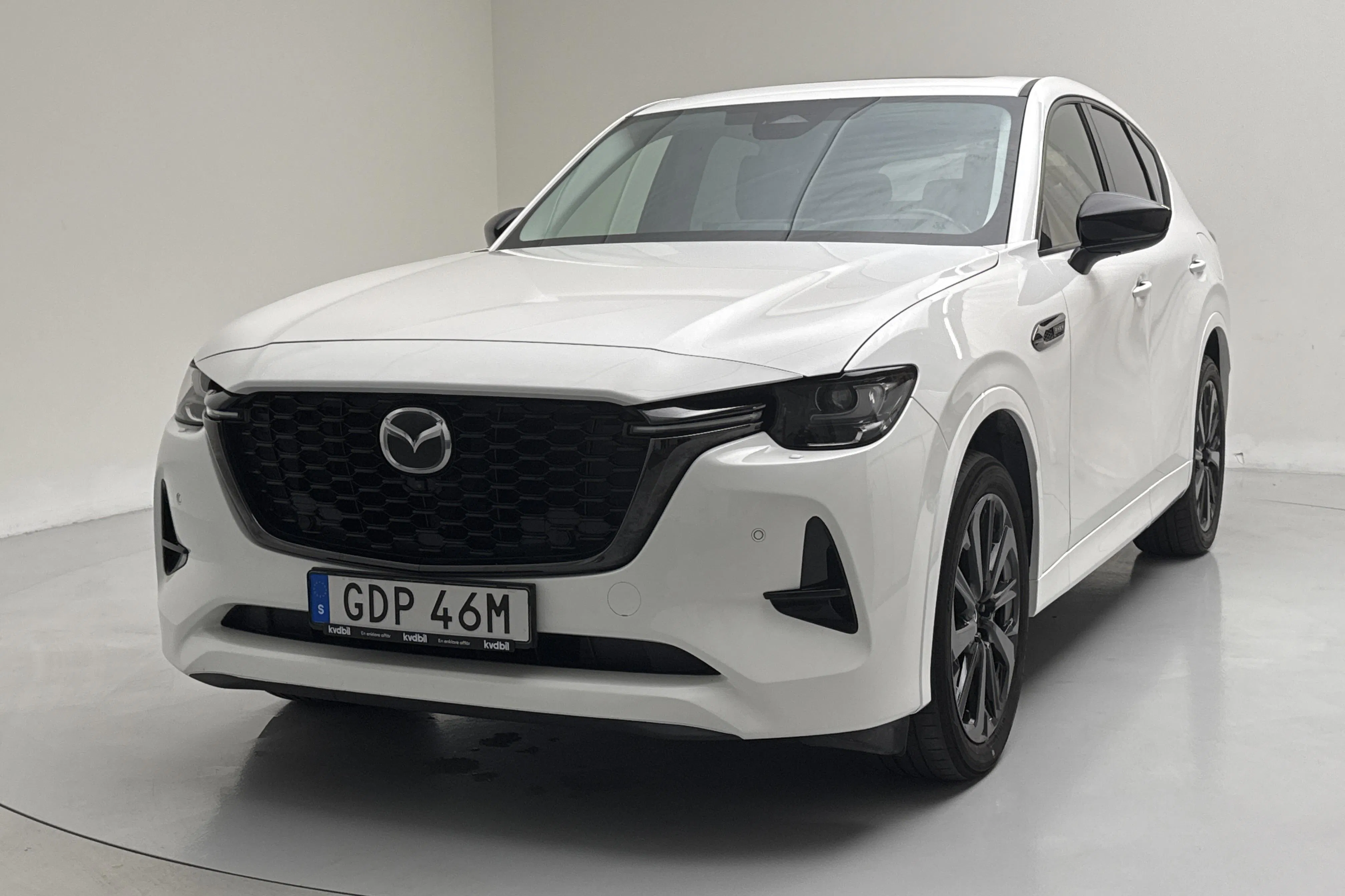 Presentationsfoto 1 av 17: Mazda CX-60 e-Skyactiv PHEV AWD (327hk) - 10 067 mil - Automat - vit - 2024