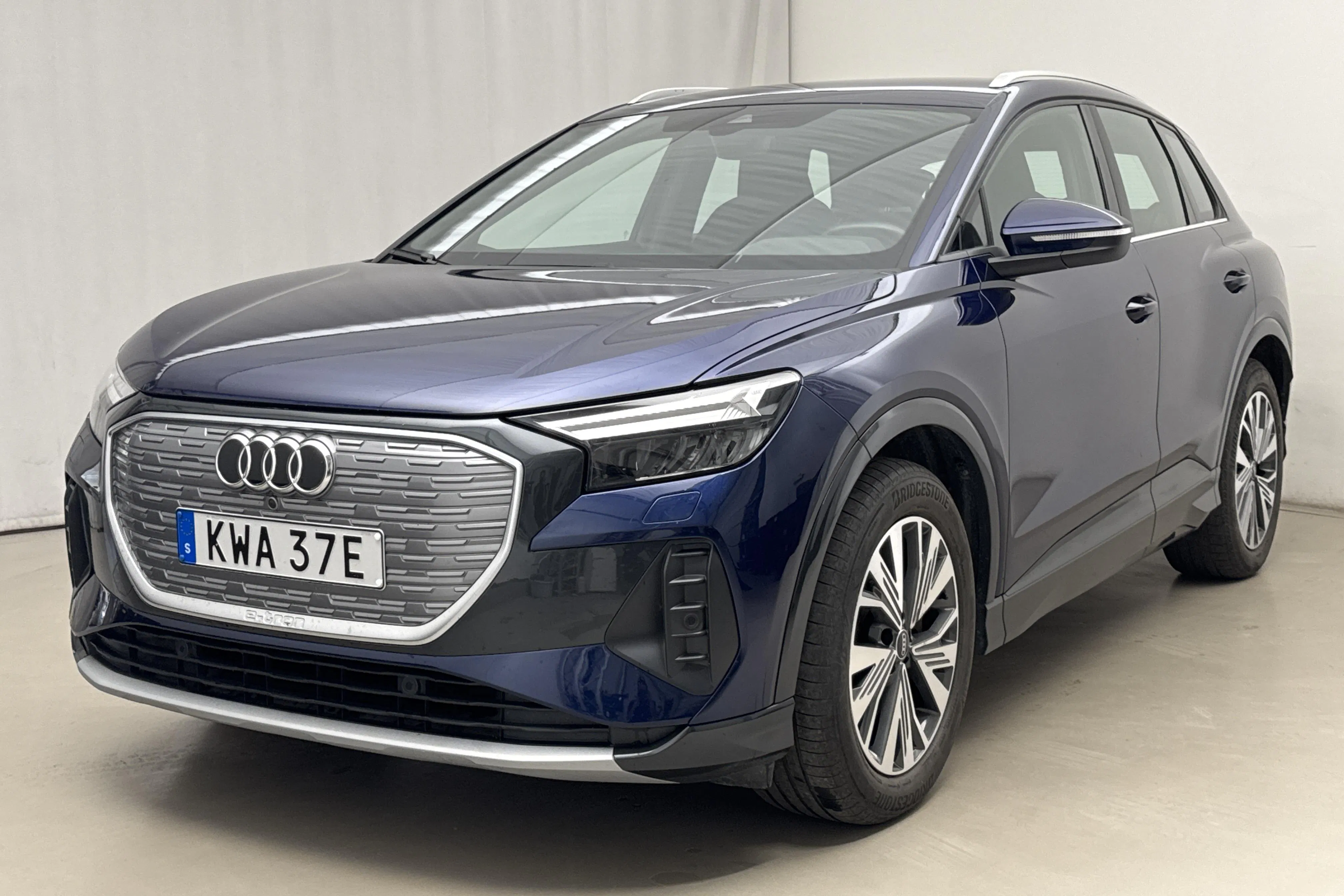 Presentationsfoto 1 av 23: Audi Q4 45 e-tron quattro 77kWh (265hk) - 7 202 mil - Automat - blå - 2024