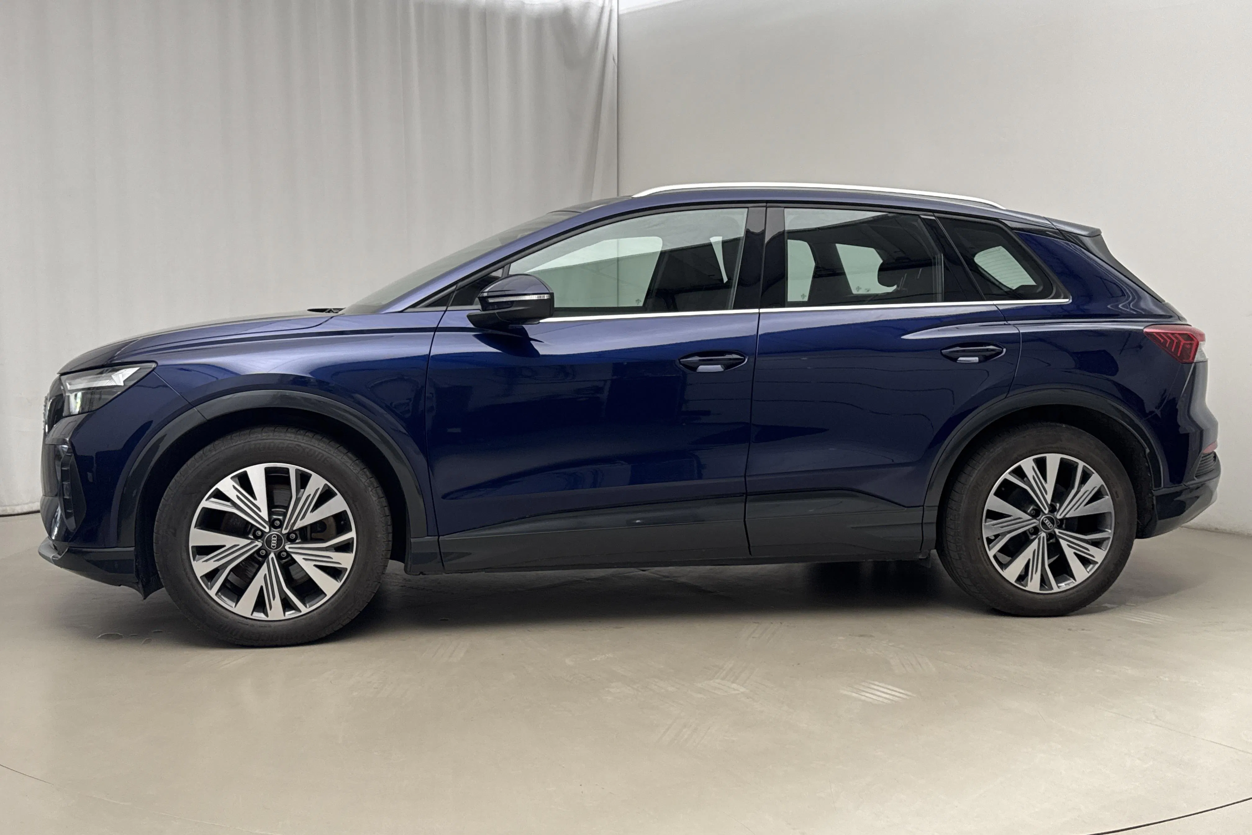 Presentationsfoto 2 av 23: Audi Q4 45 e-tron quattro 77kWh (265hk) - 7 202 mil - Automat - blå - 2024