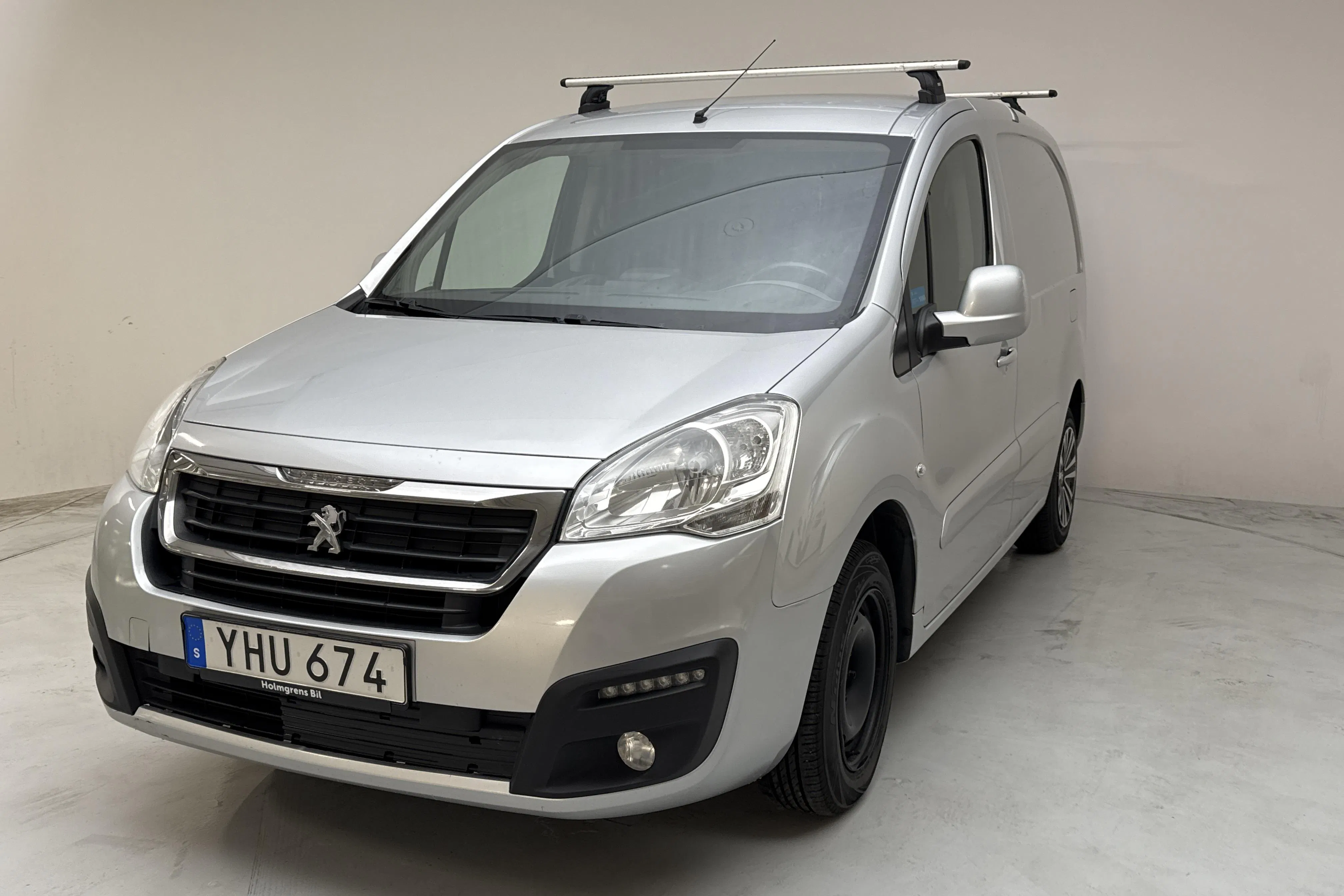 Presentation photo 1 of 12: Peugeot Partner 1.6 BlueHDI Skåp (100hk) - 222 690 km - Manual - light grey - 2017