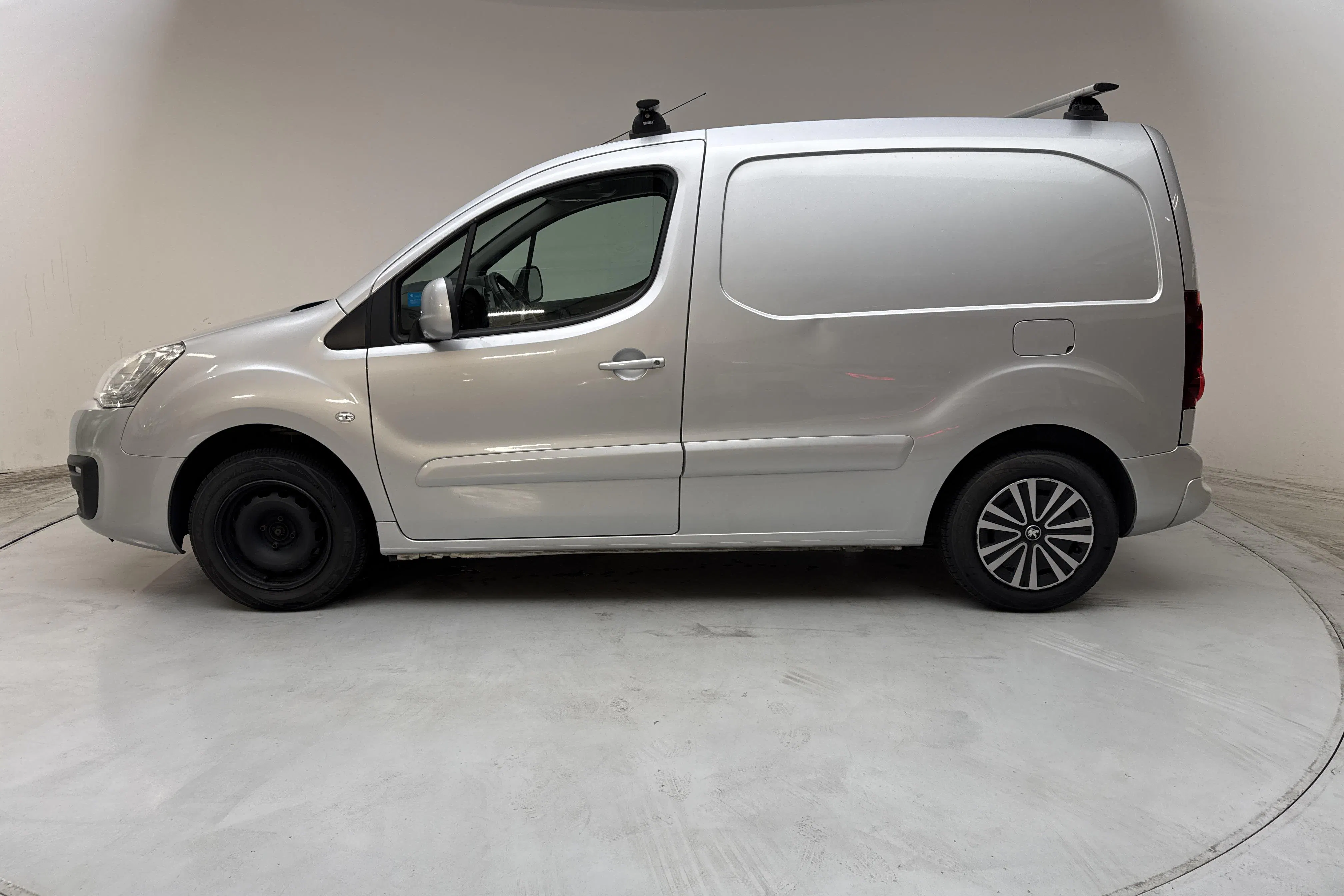 Presentation photo 2 of 12: Peugeot Partner 1.6 BlueHDI Skåp (100hk) - 222 690 km - Manual - light grey - 2017