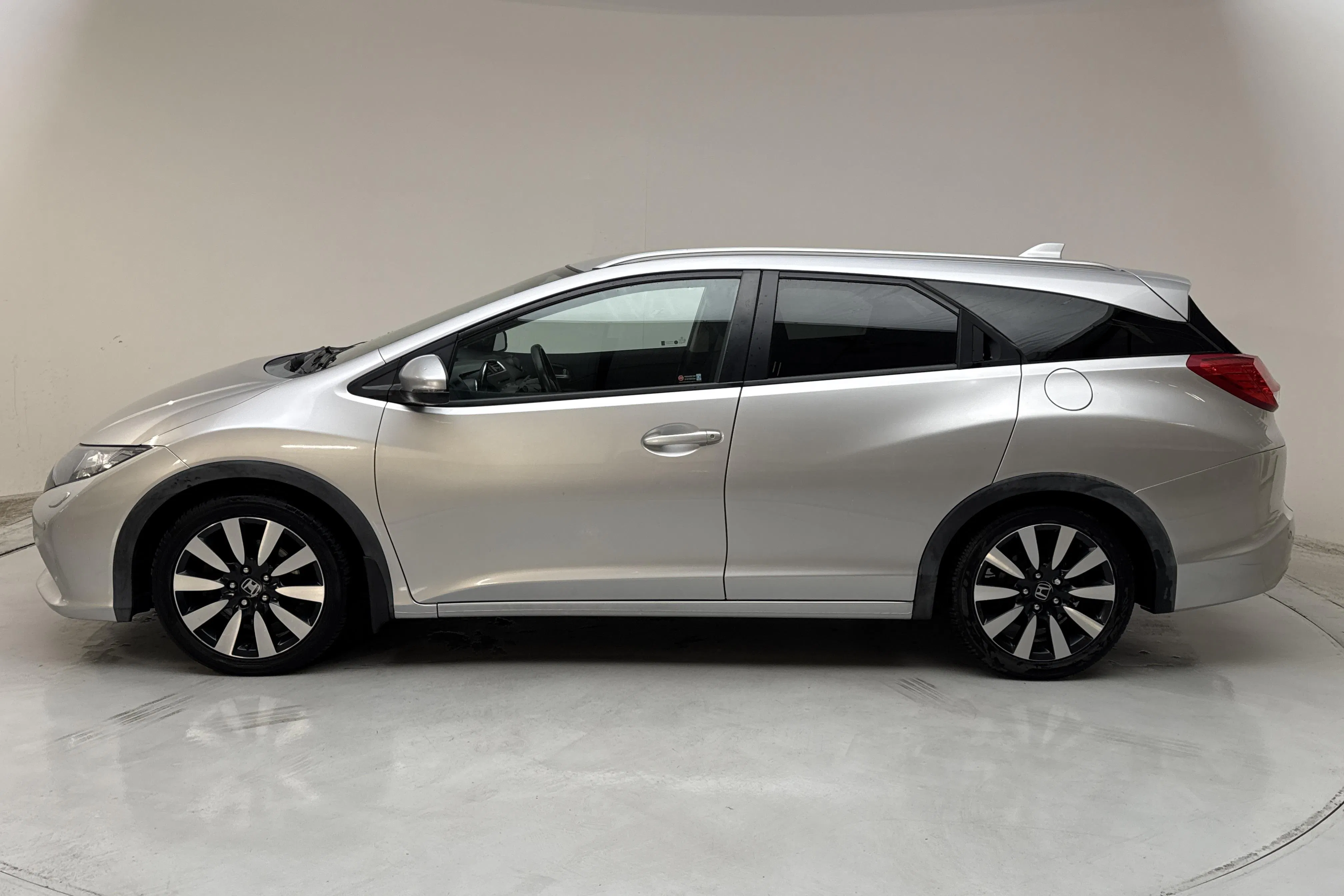 Presentationsfoto 2 av 15: Honda Civic 1.6 i-DTEC Tourer (120hk) - 19 488 mil - Manuell - silver - 2014