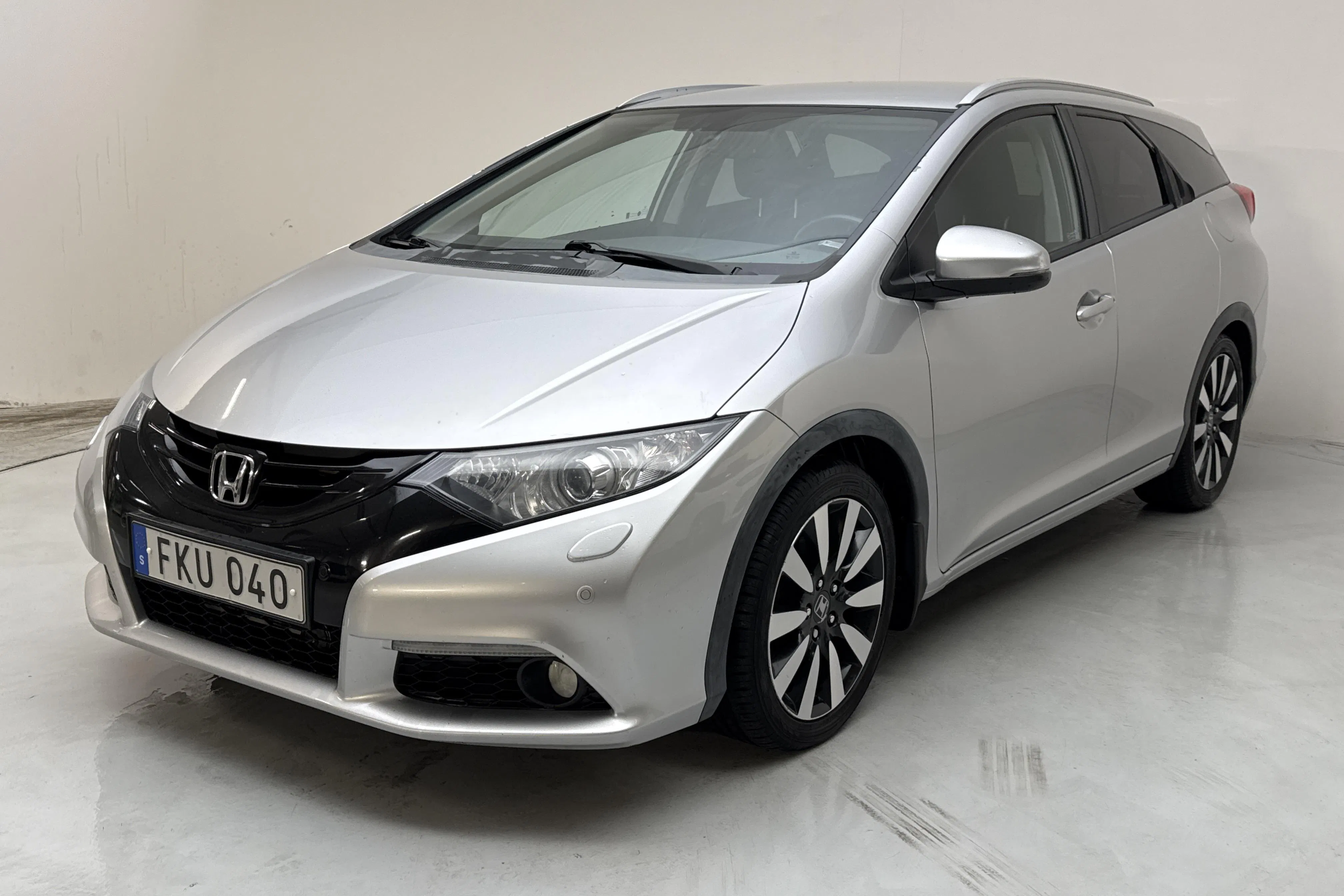 Presentationsfoto 1 av 15: Honda Civic 1.6 i-DTEC Tourer (120hk) - 19 488 mil - Manuell - silver - 2014